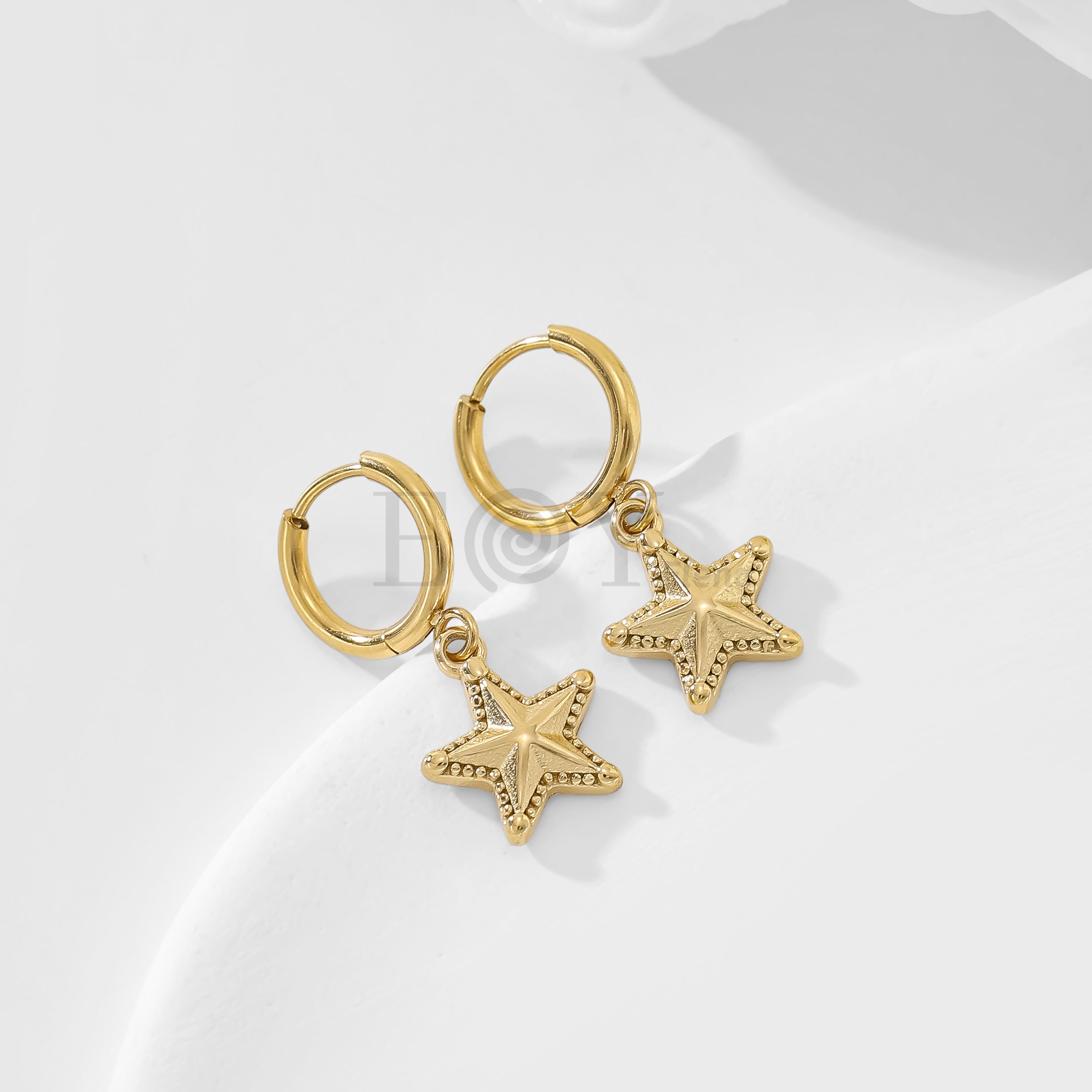Pendientes de aro con estrella relieve