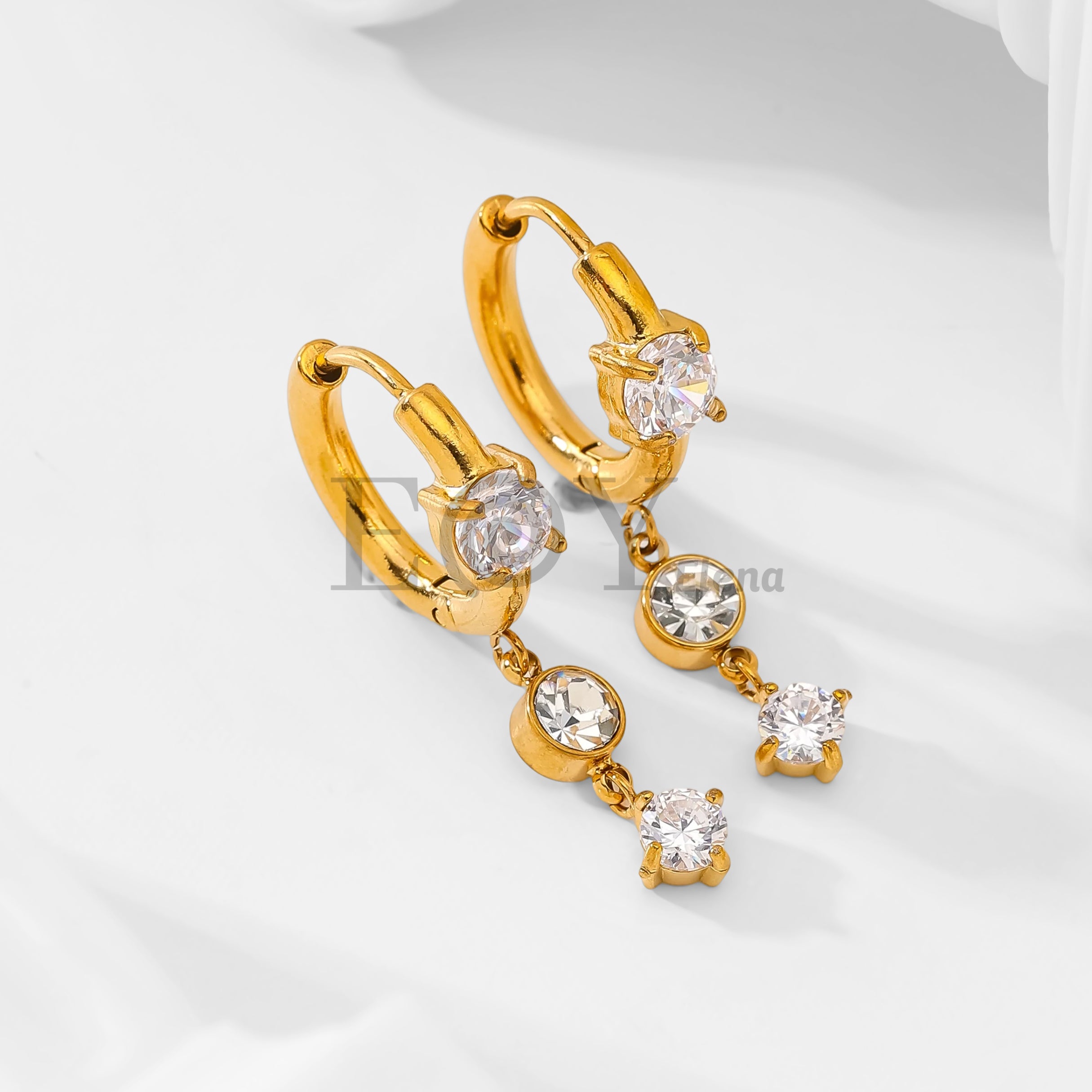 Pendientes de aro con circonitas colgantes