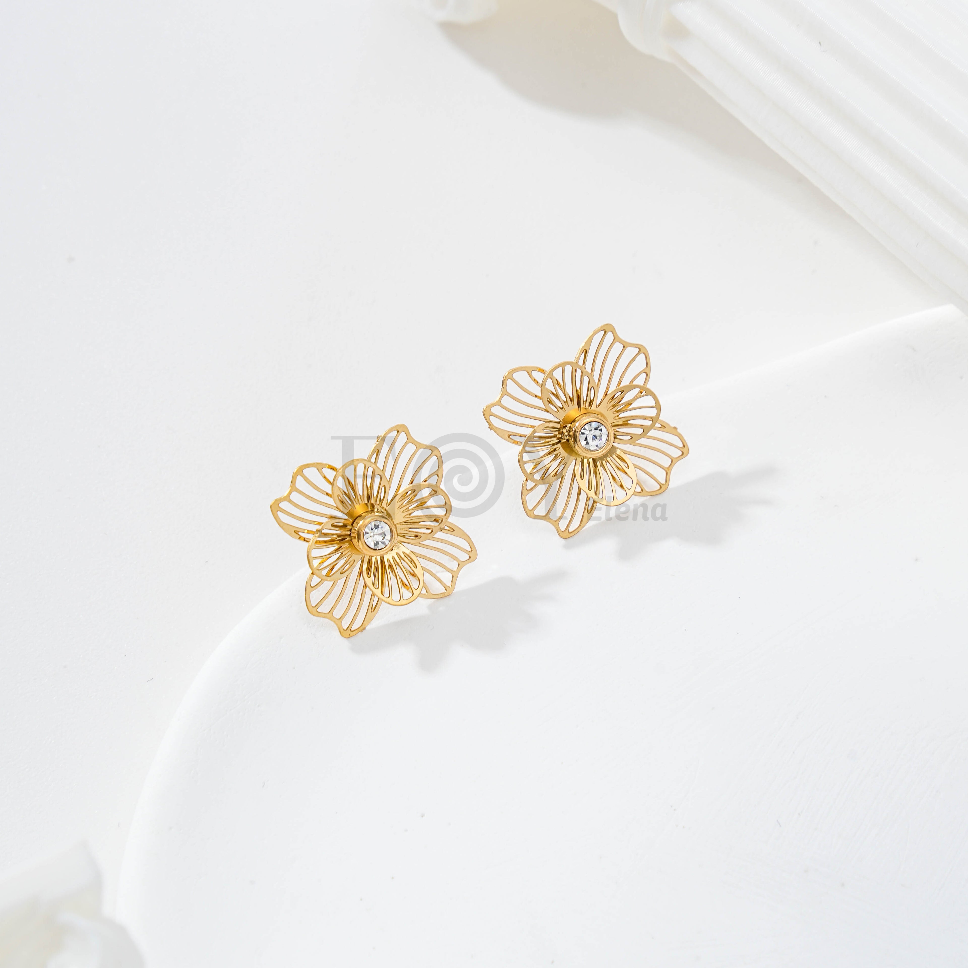 Pendientes flor calada con circonita