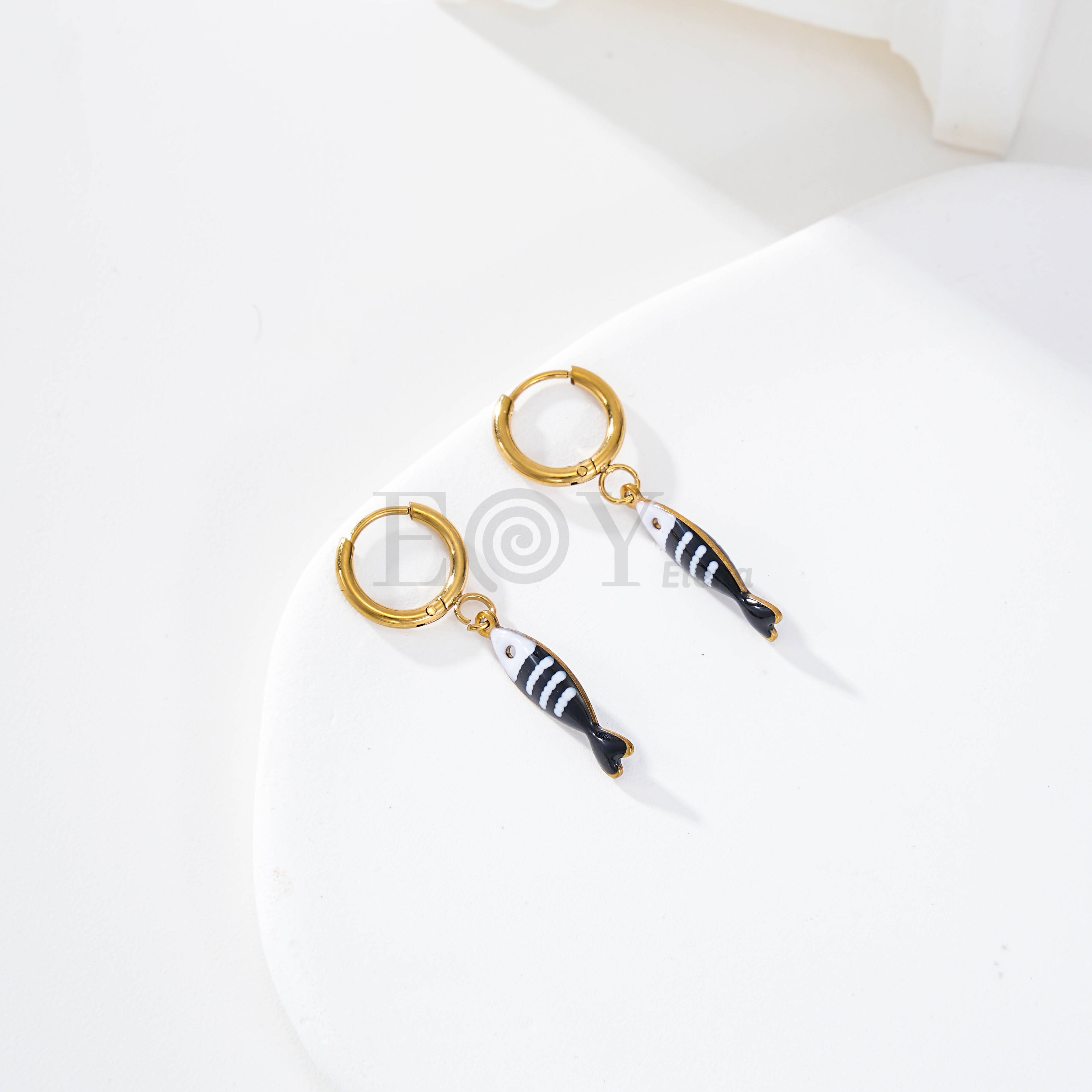 Pendientes de aro con pez color