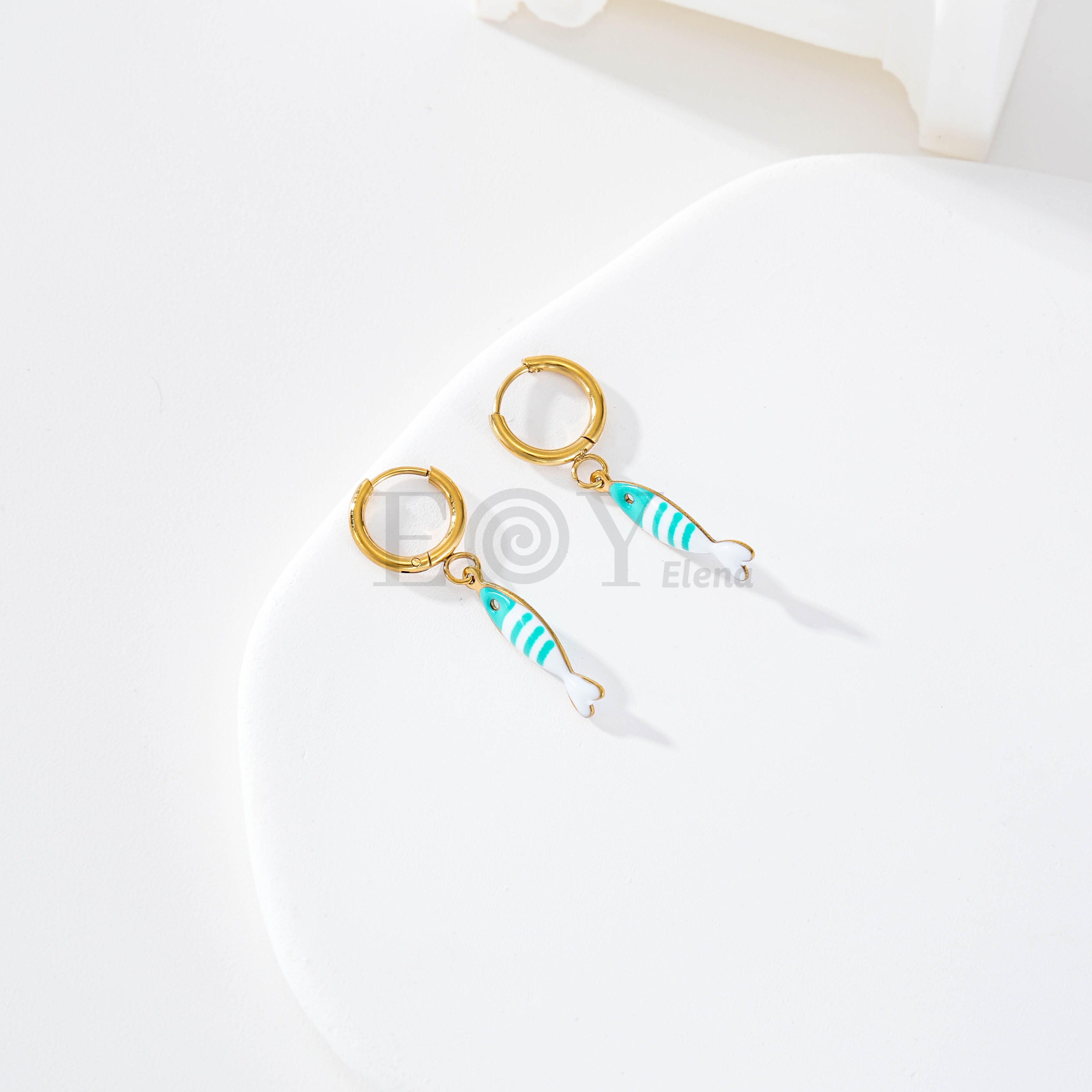 Pendientes de aro con pez color