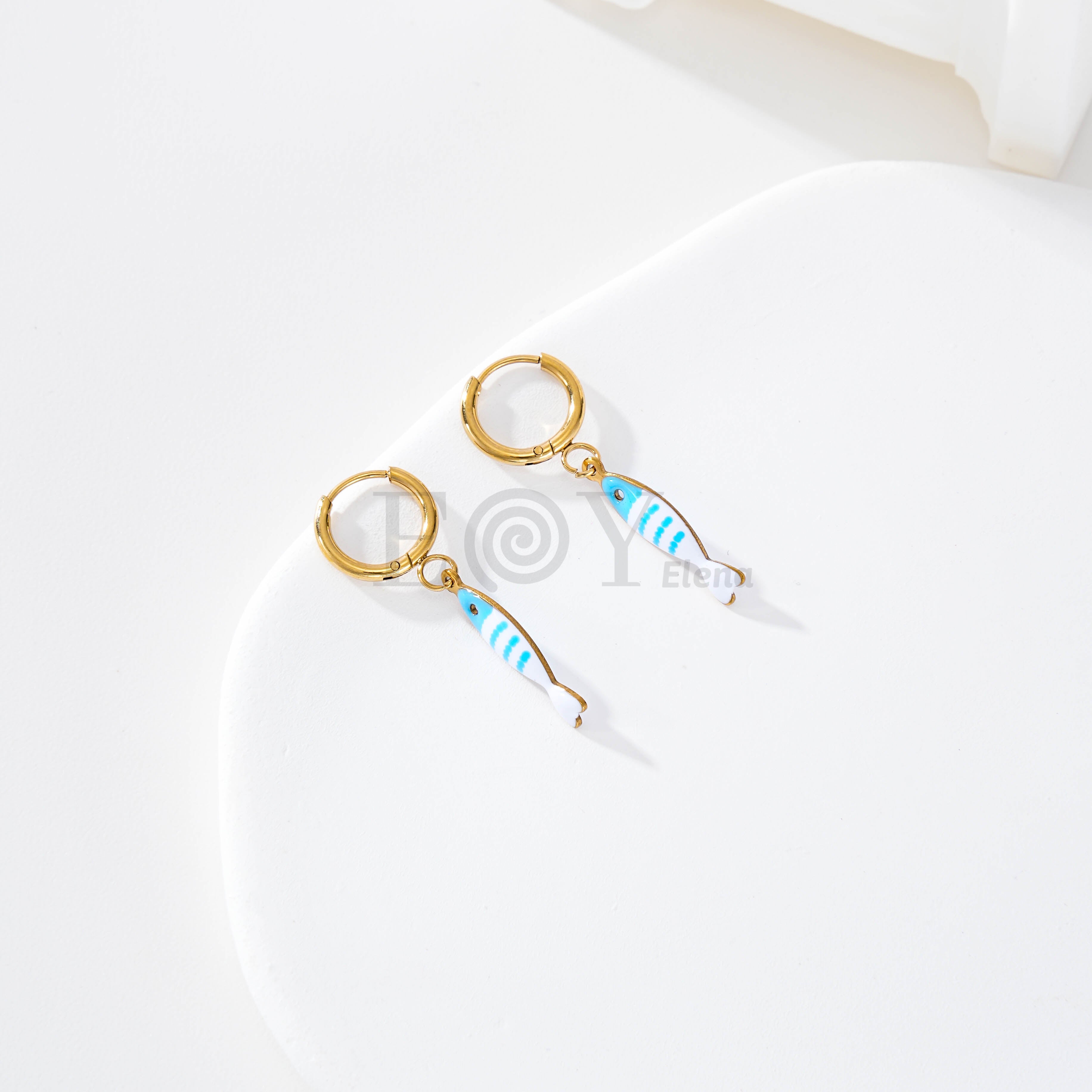 Pendientes de aro con pez color