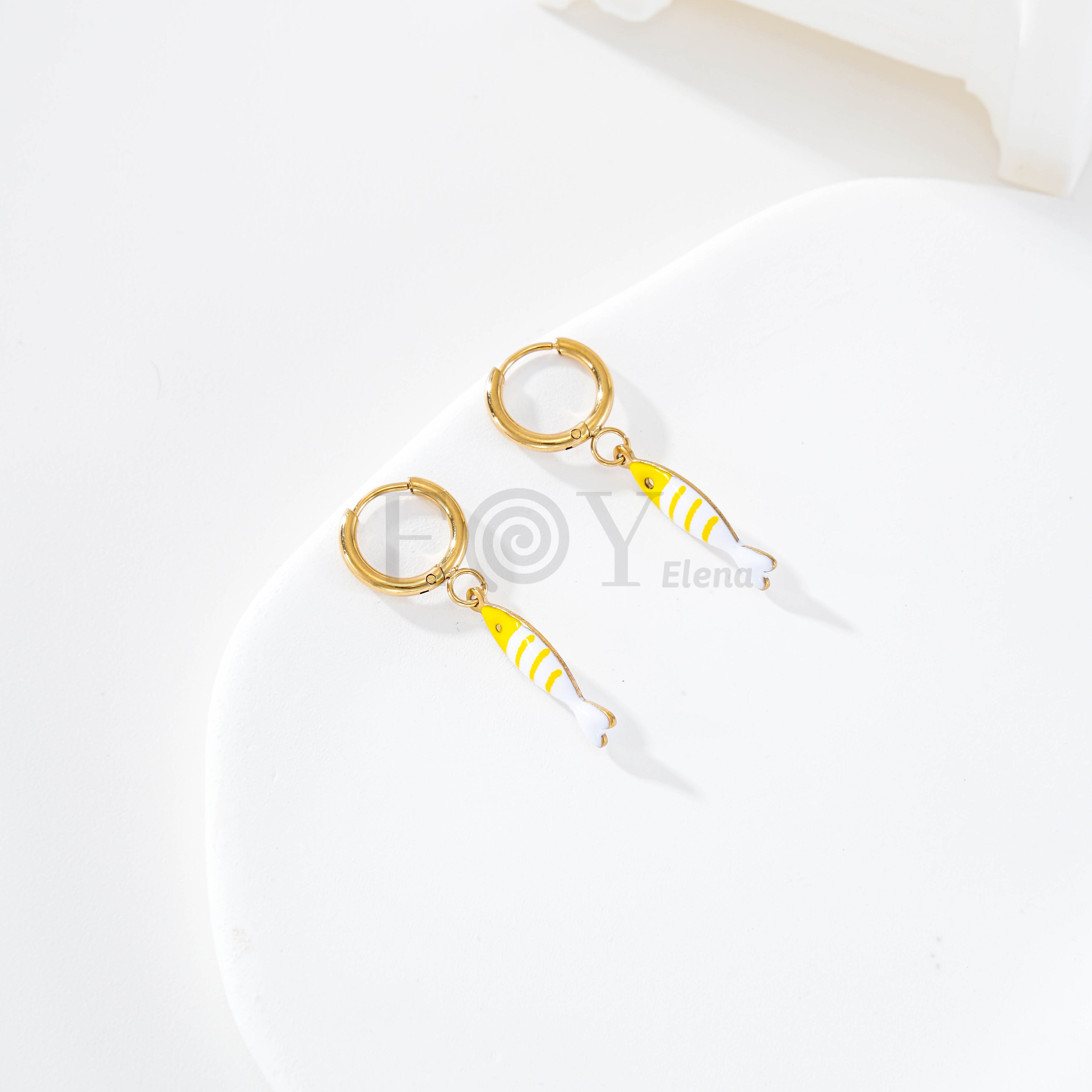 Pendientes de aro con pez color