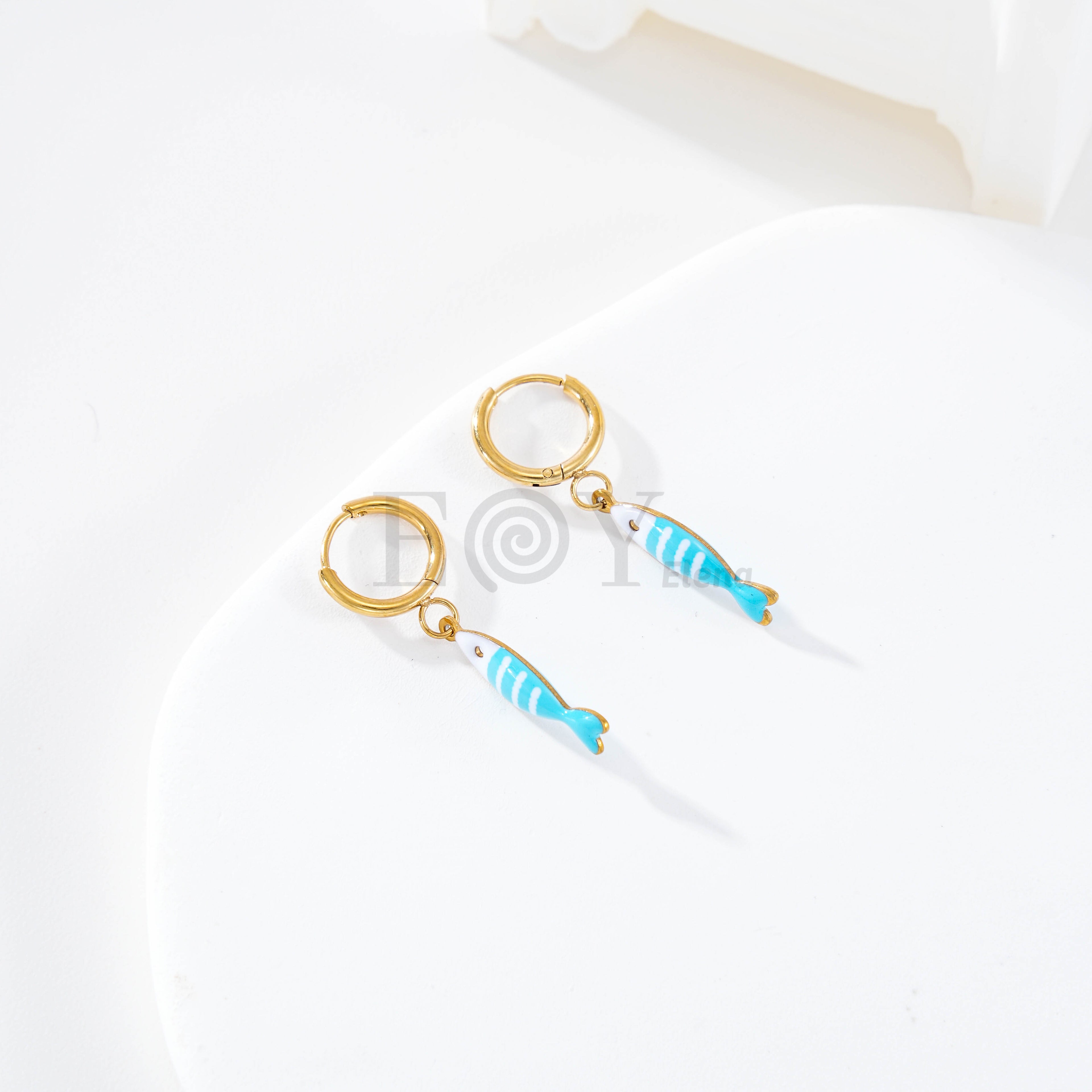 Pendientes de aro con pez color