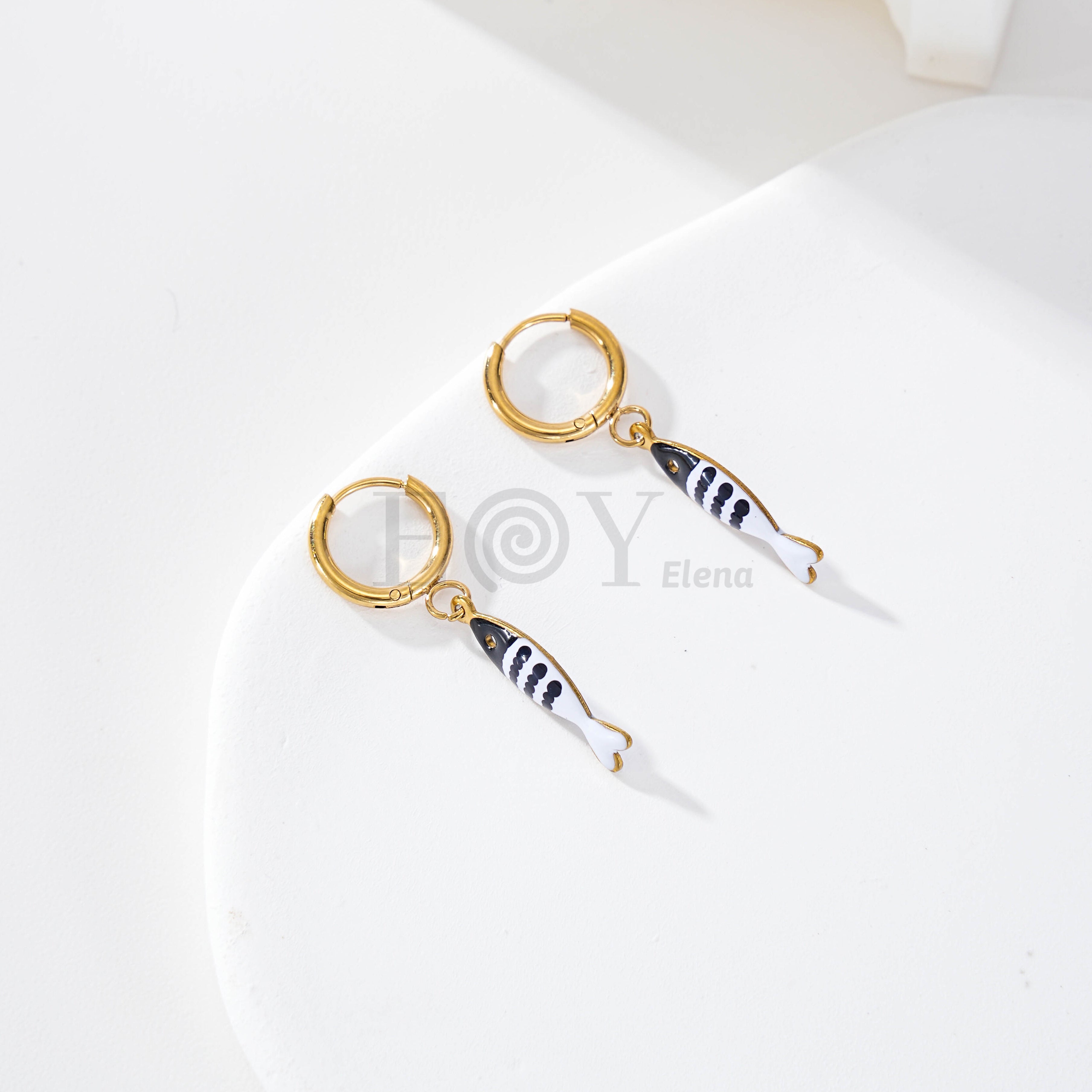 Pendientes de aro con pez color