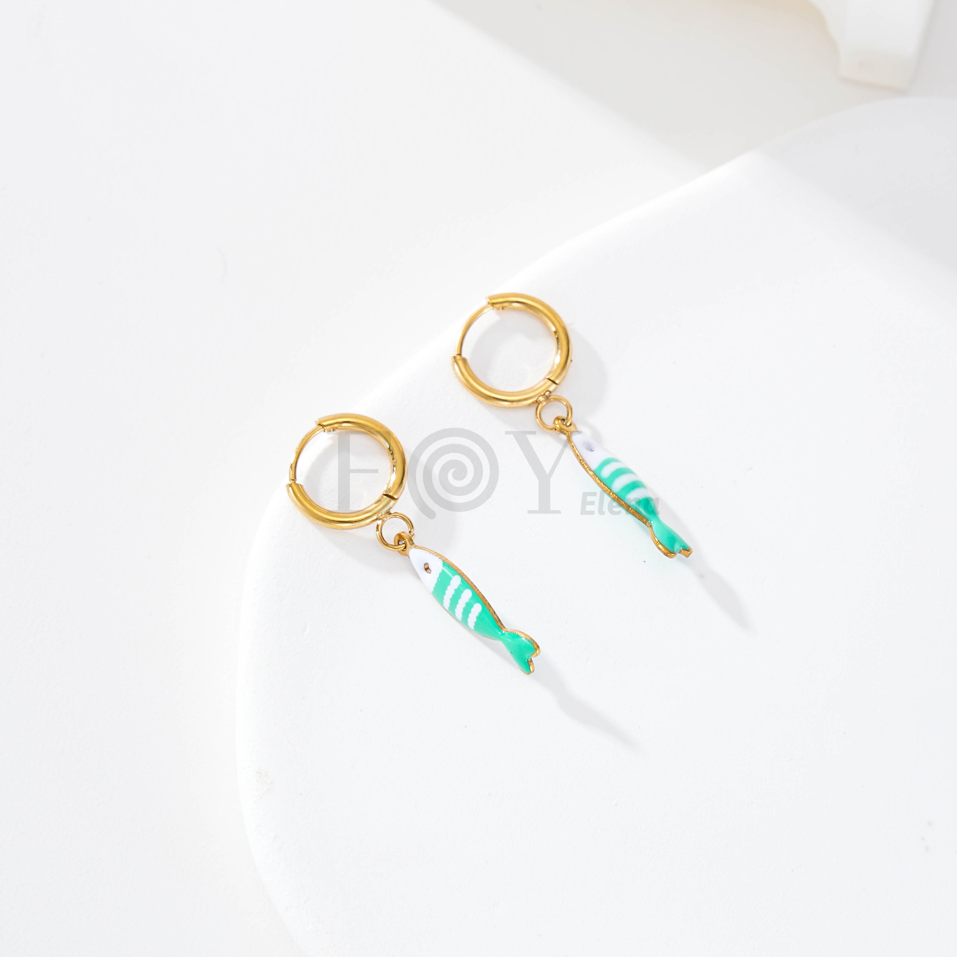 Pendientes de aro con pez color