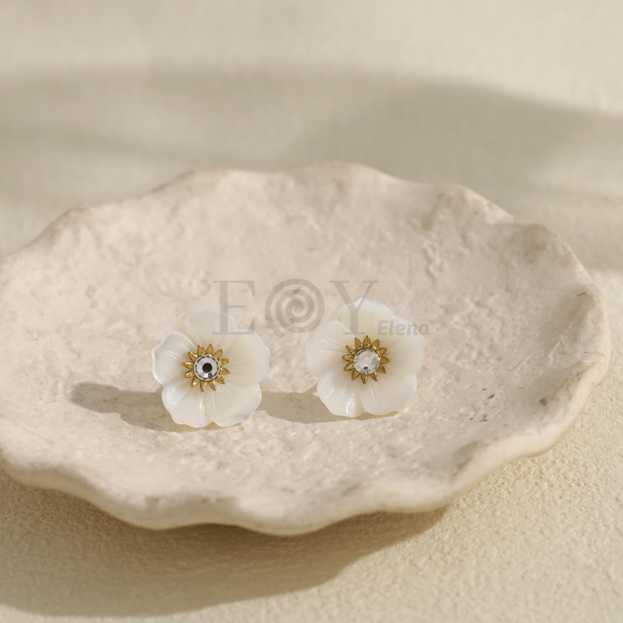 Pendientes flor blanca