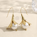 Pendientes largos con flor metálica y cuenta blanca