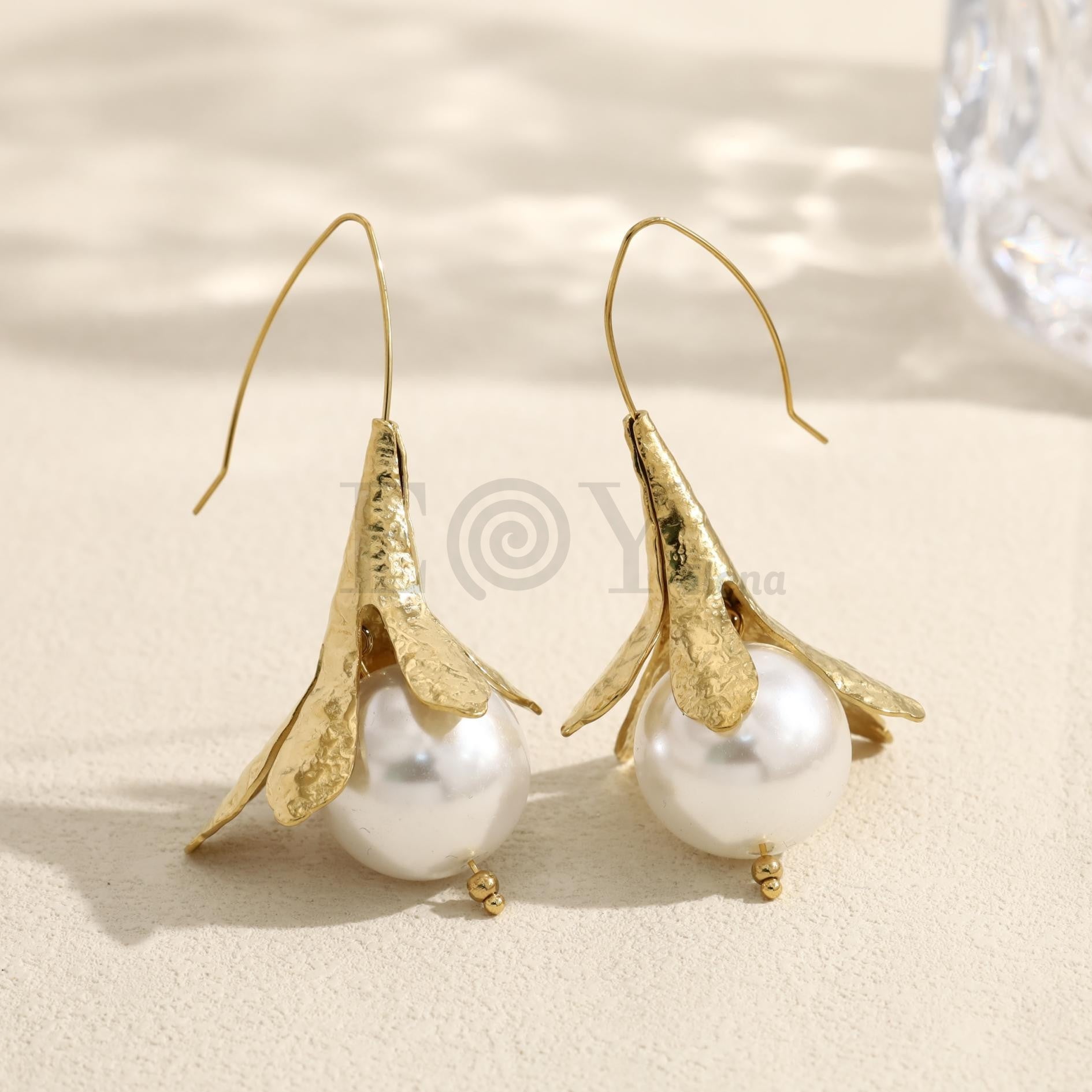 Pendientes largos con flor metálica y cuenta blanca
