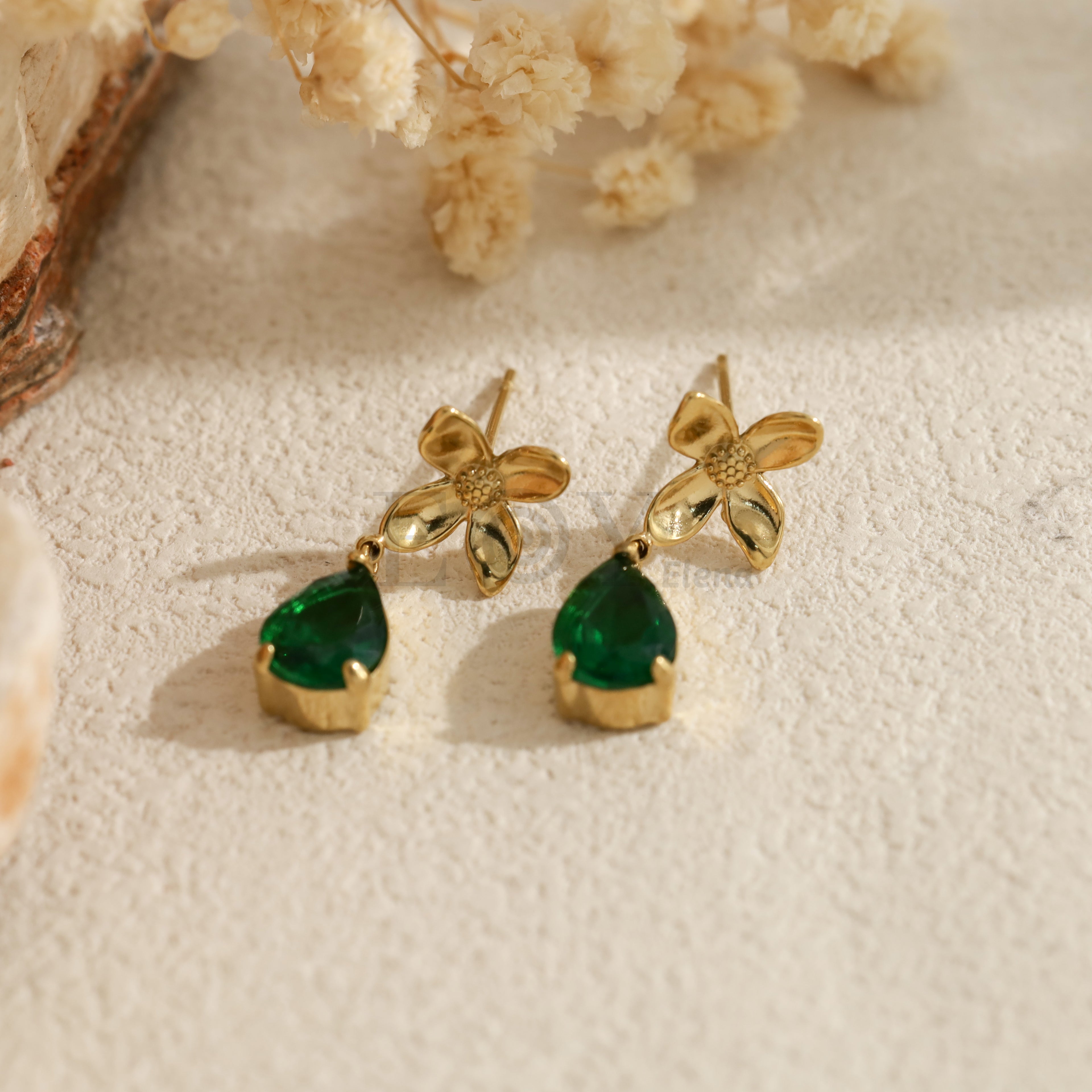 Pendientes con flor y piedra en forma de lágrima