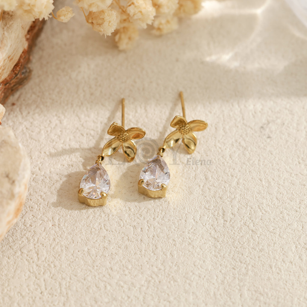Pendientes con flor y piedra en forma de lágrima