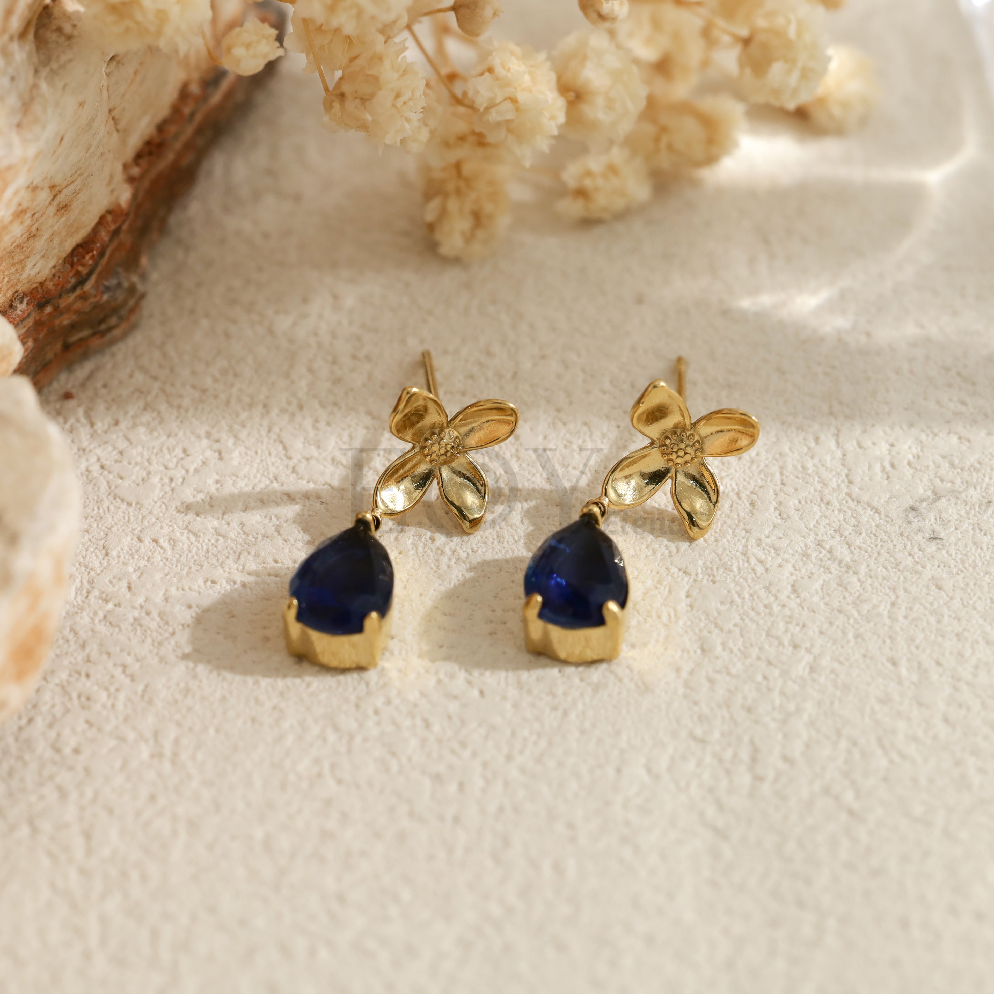 Pendientes con flor y piedra en forma de lágrima