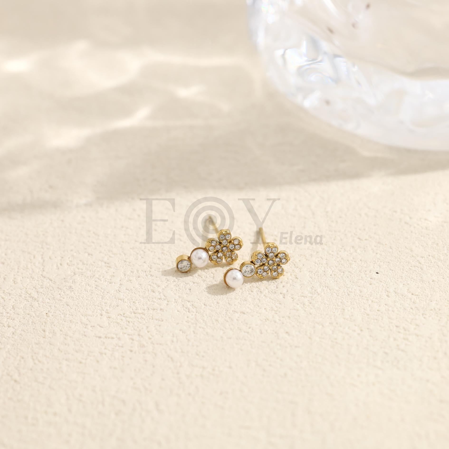 Pendientes pequeños con flor, cuenta blanca y piedra