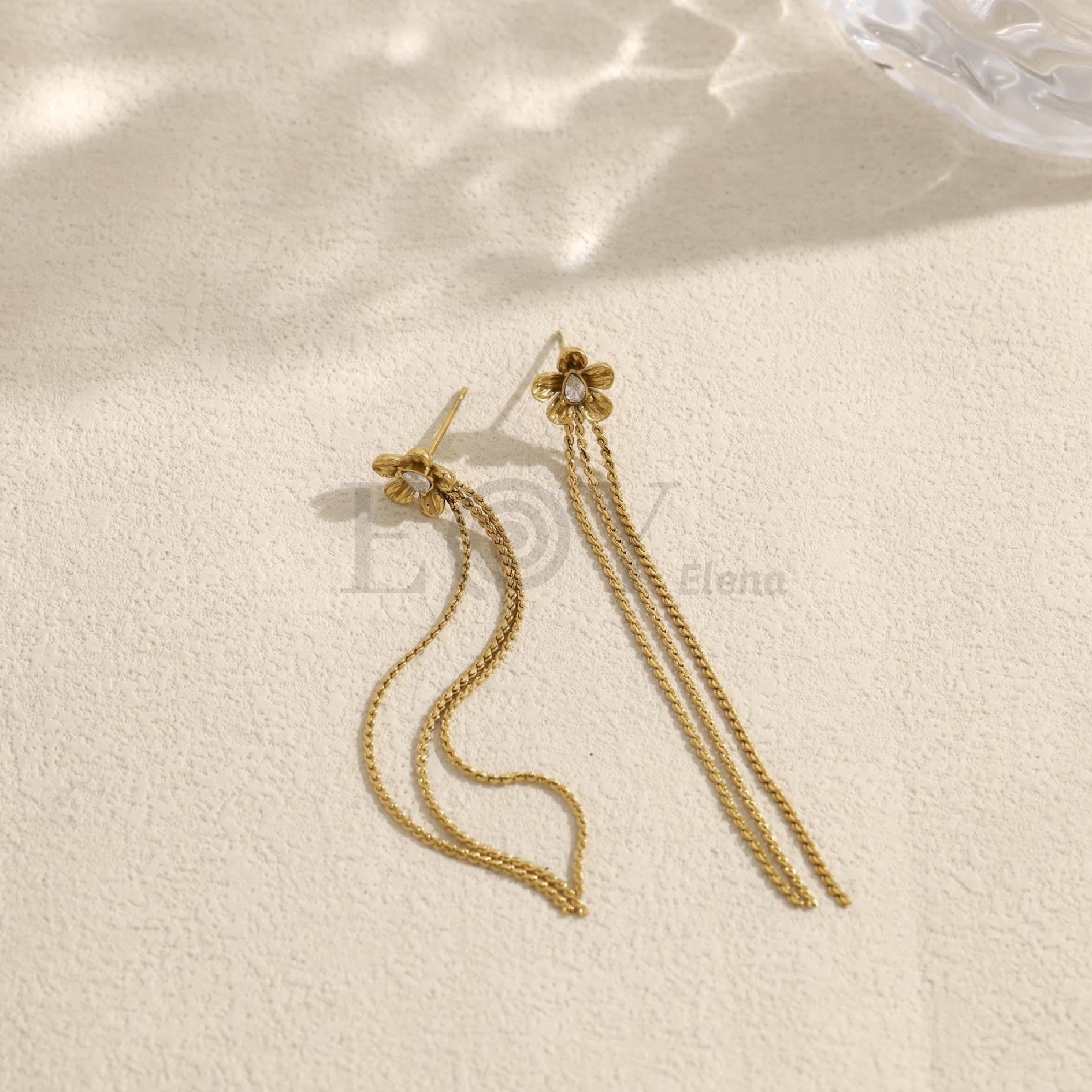 Pendientes largos con flor y cadenas