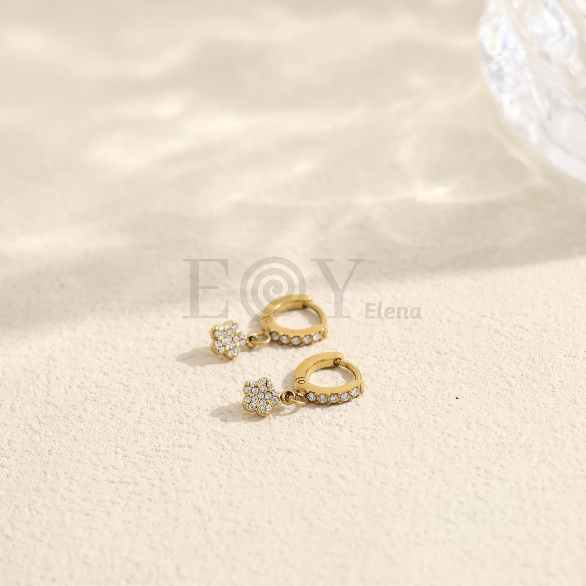 Pendientes de aro con colgante de flor