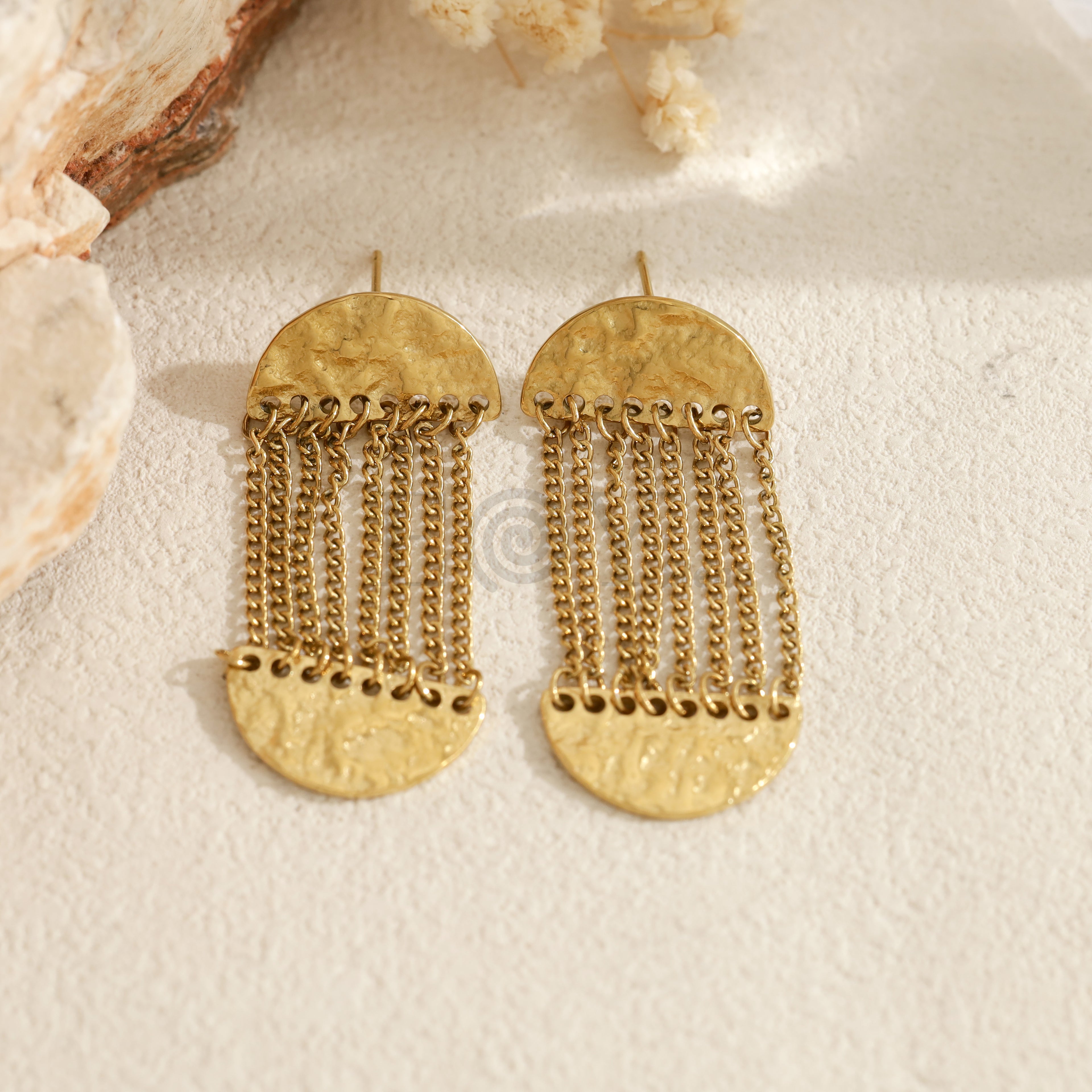 Pendientes largos con cadenas y placas semicirculares