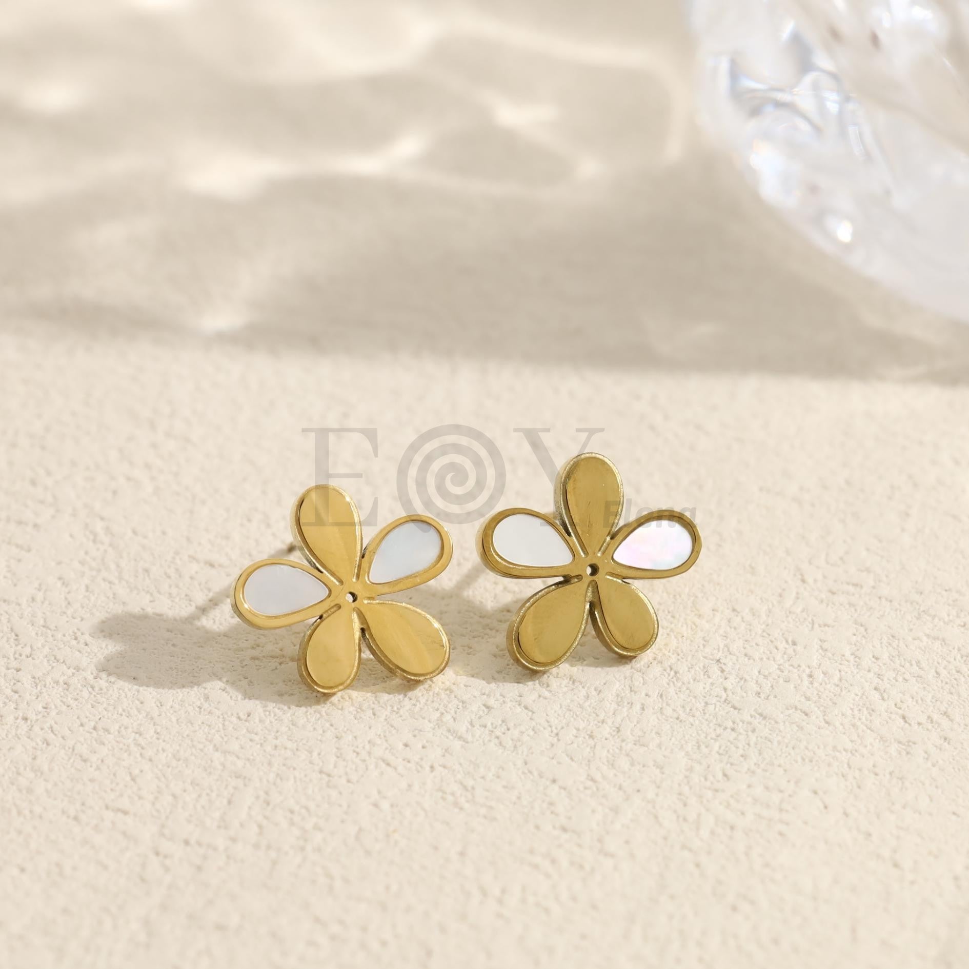 Pendientes de flor con pétalos nacarados