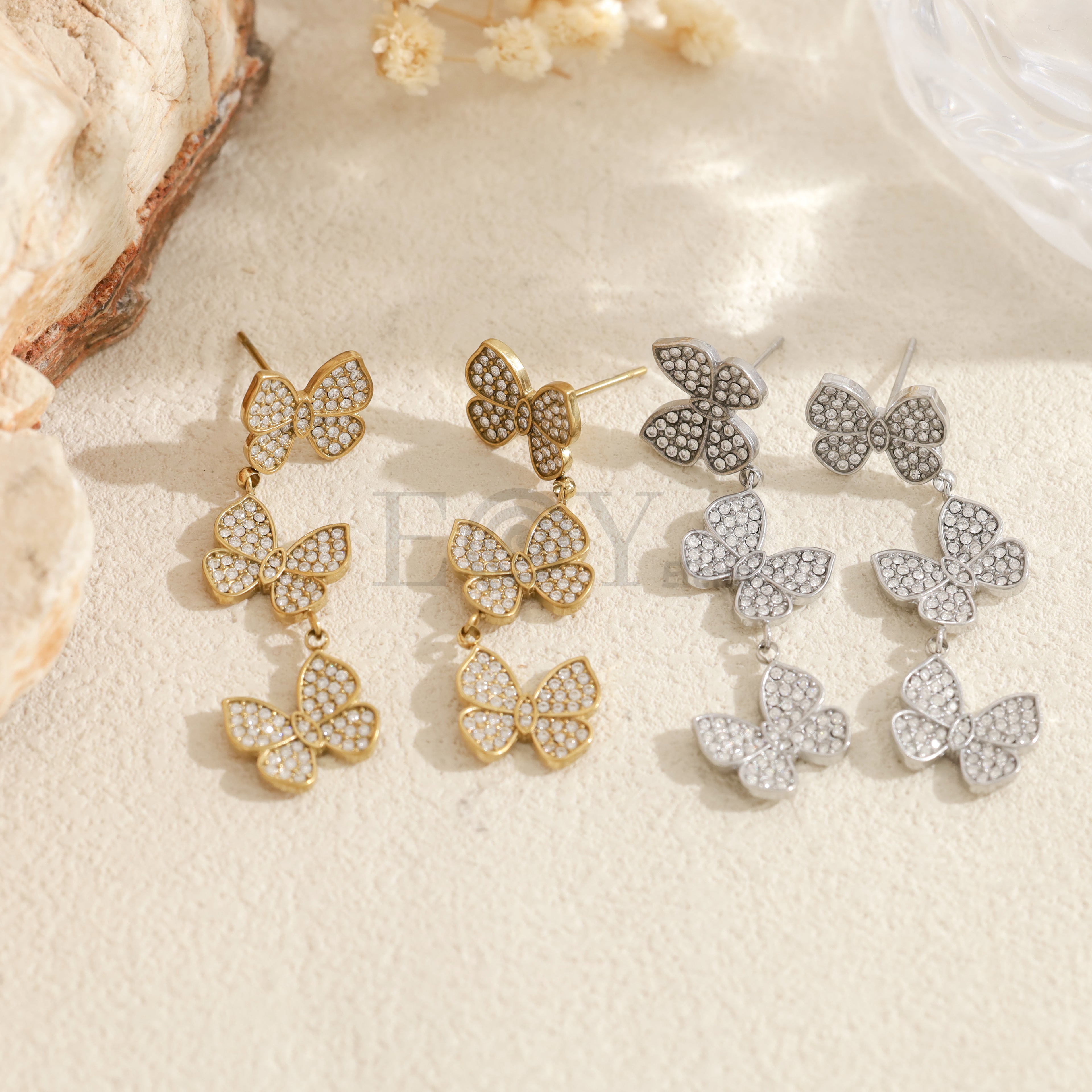 Pendientes largos de mariposas con circonitas