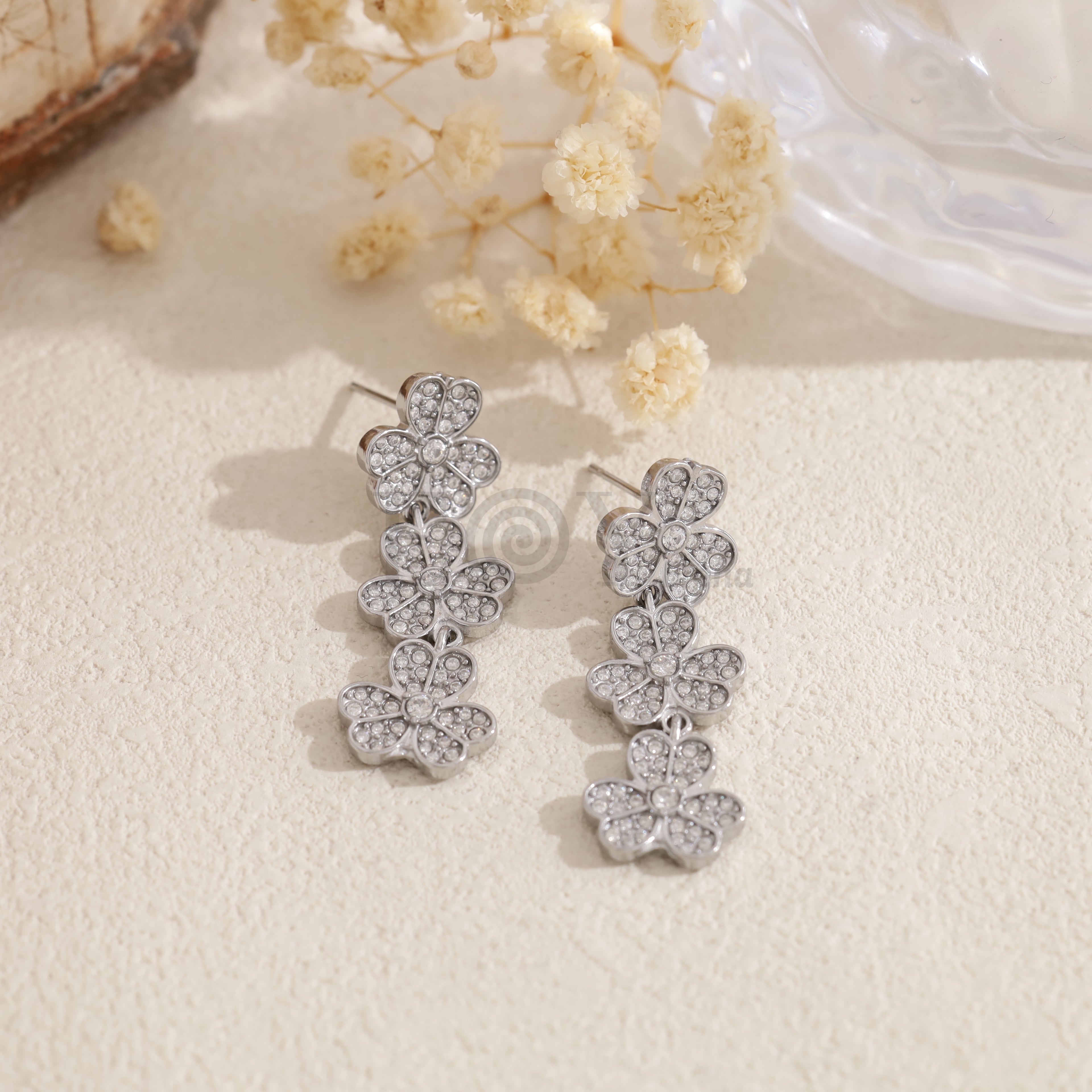 Pendientes largos de flores con circonitas