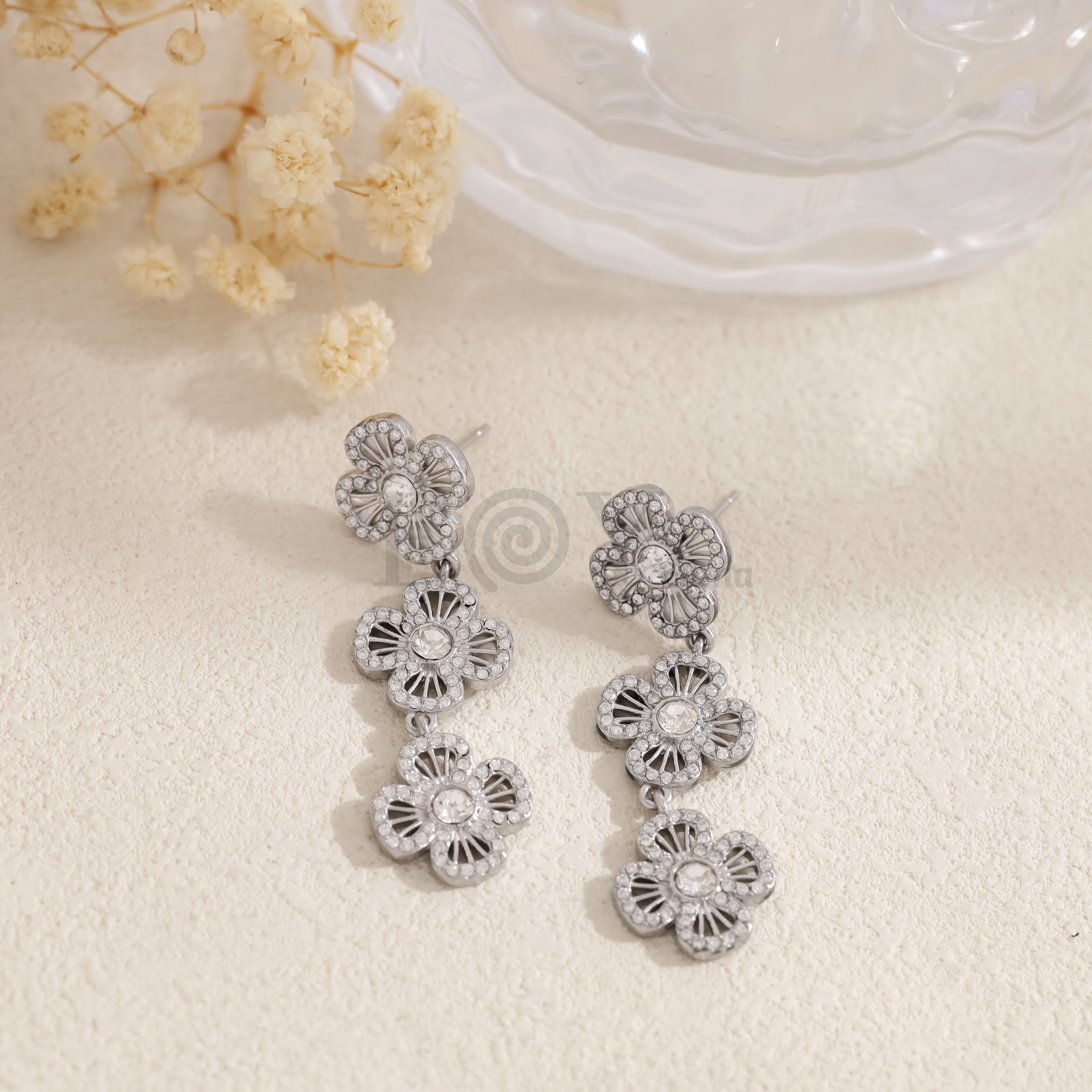 Pendientes largos de flores caladas