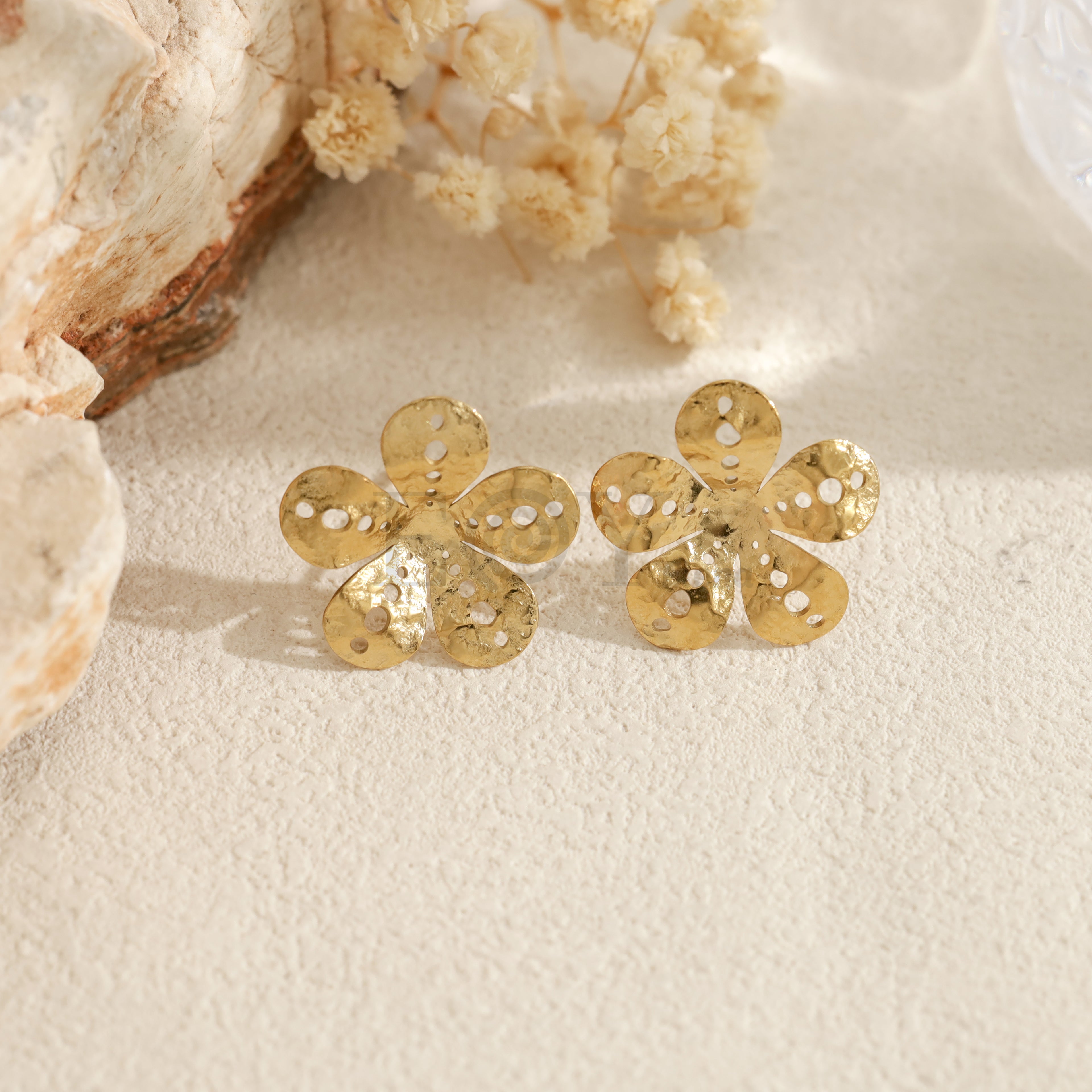 Pendientes de flor calada texturizada