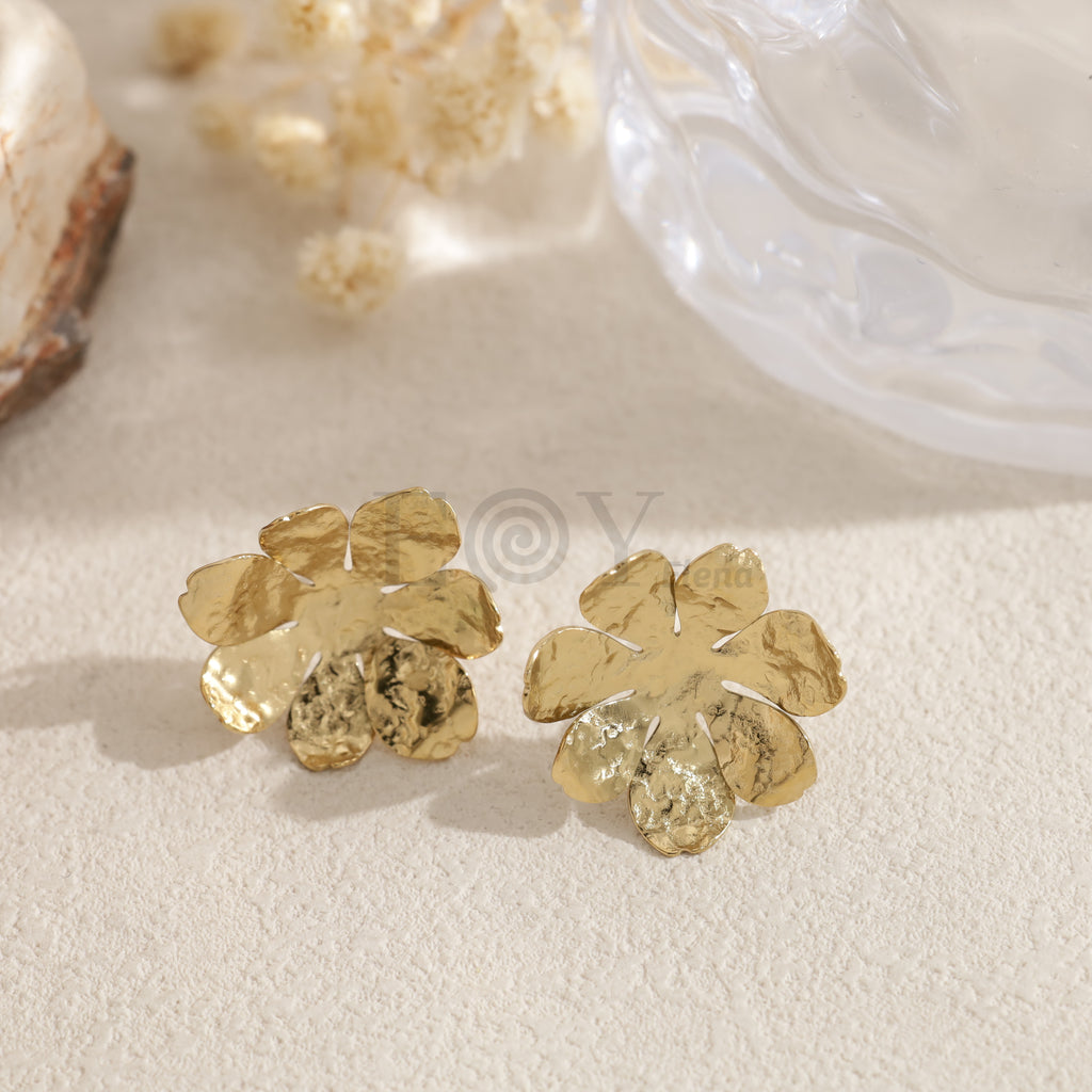 Hammered gold flower earrings