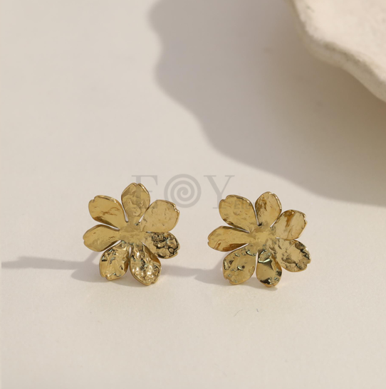 Hammered gold flower earrings