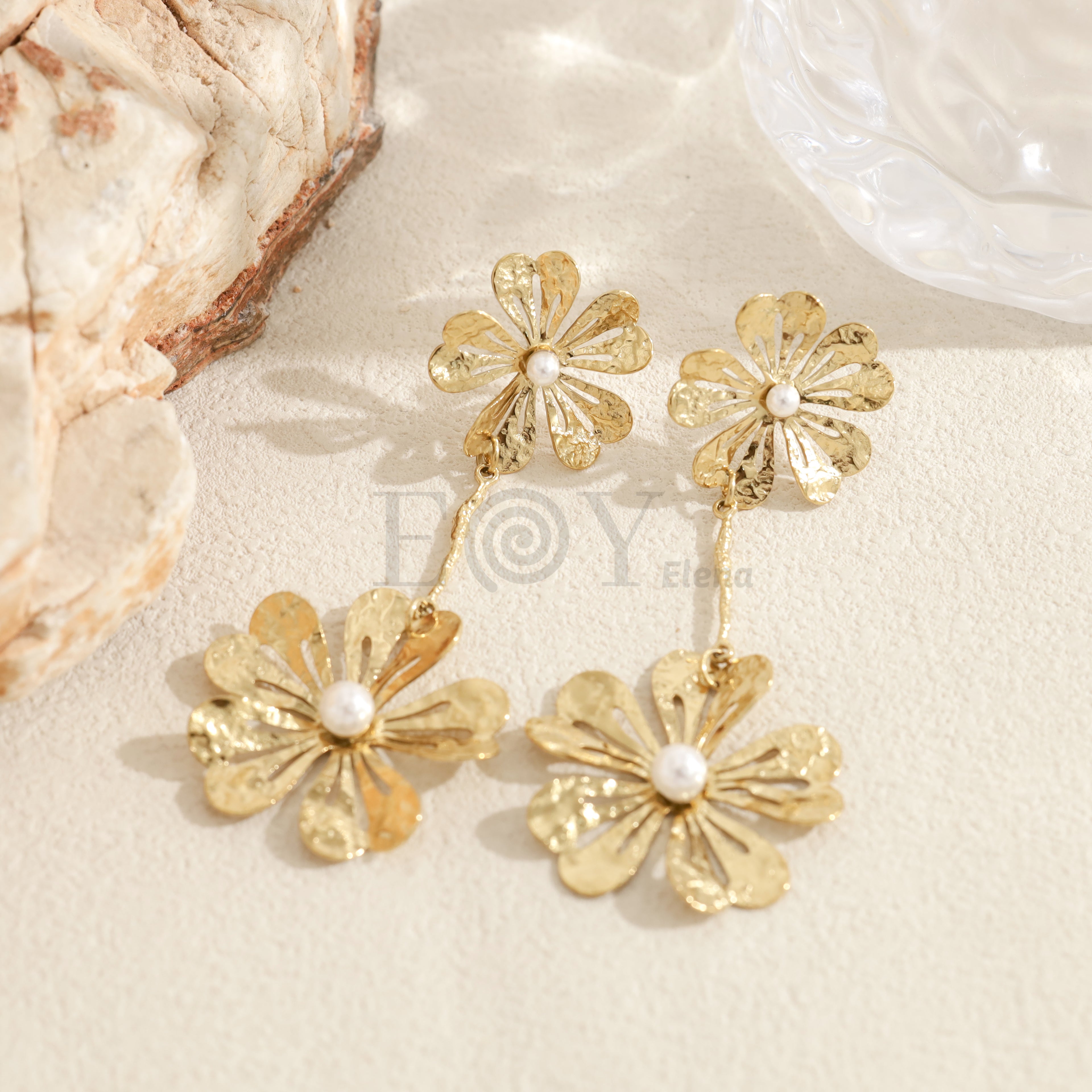 Pendientes largos de flores martilladas