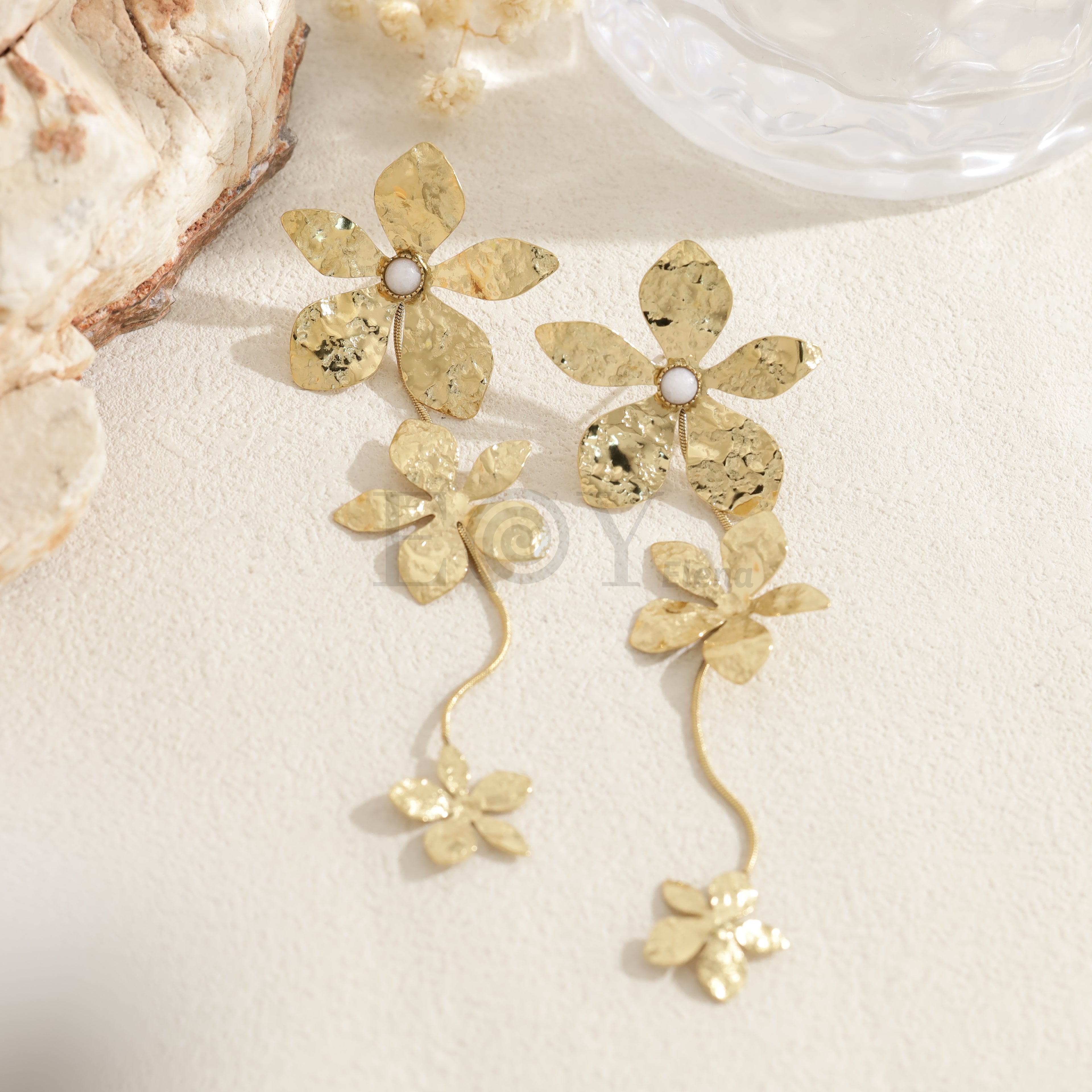 Pendientes largos flores doradas