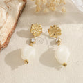 Pendientes flor dorada con abalorio de color