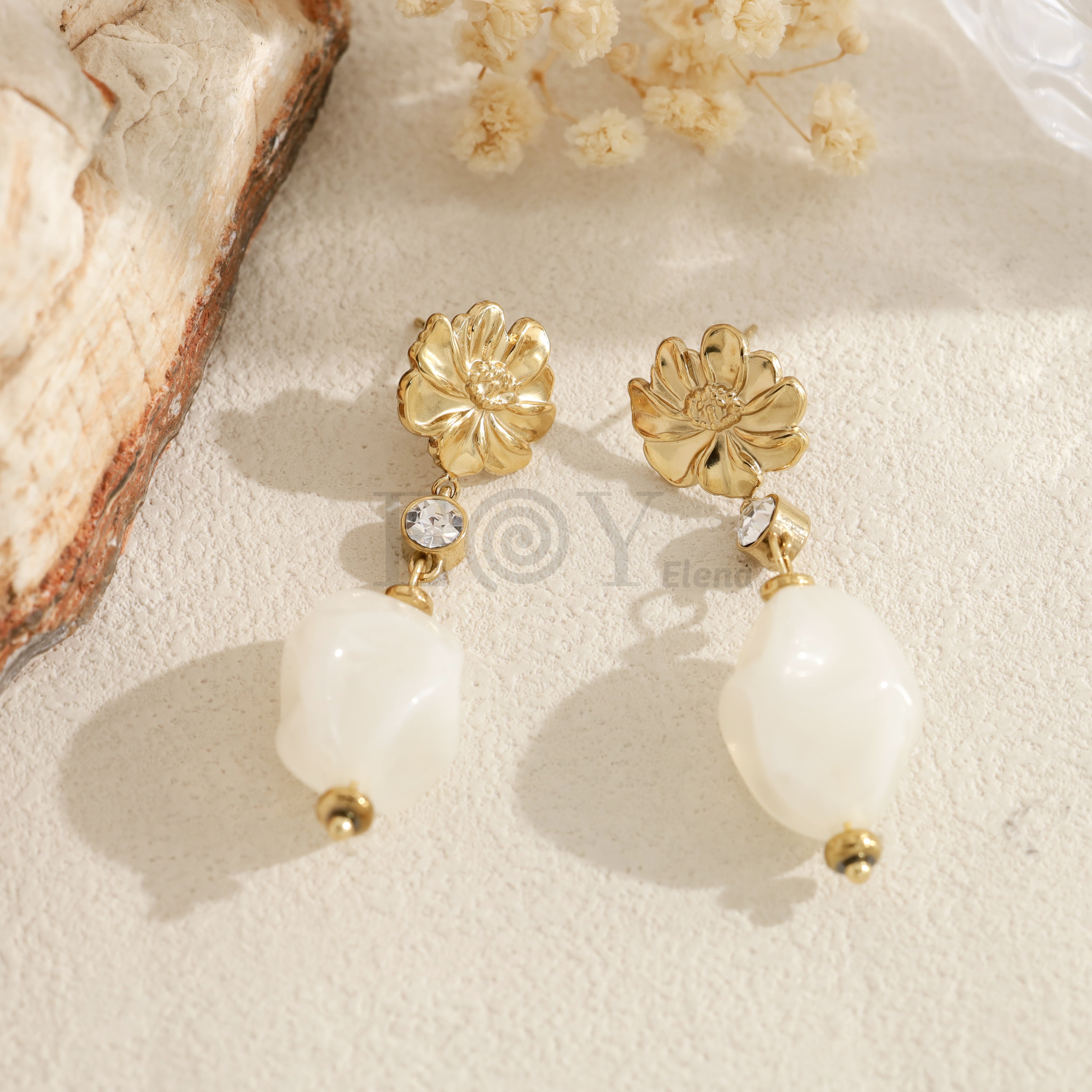 Pendientes flor dorada con abalorio de color
