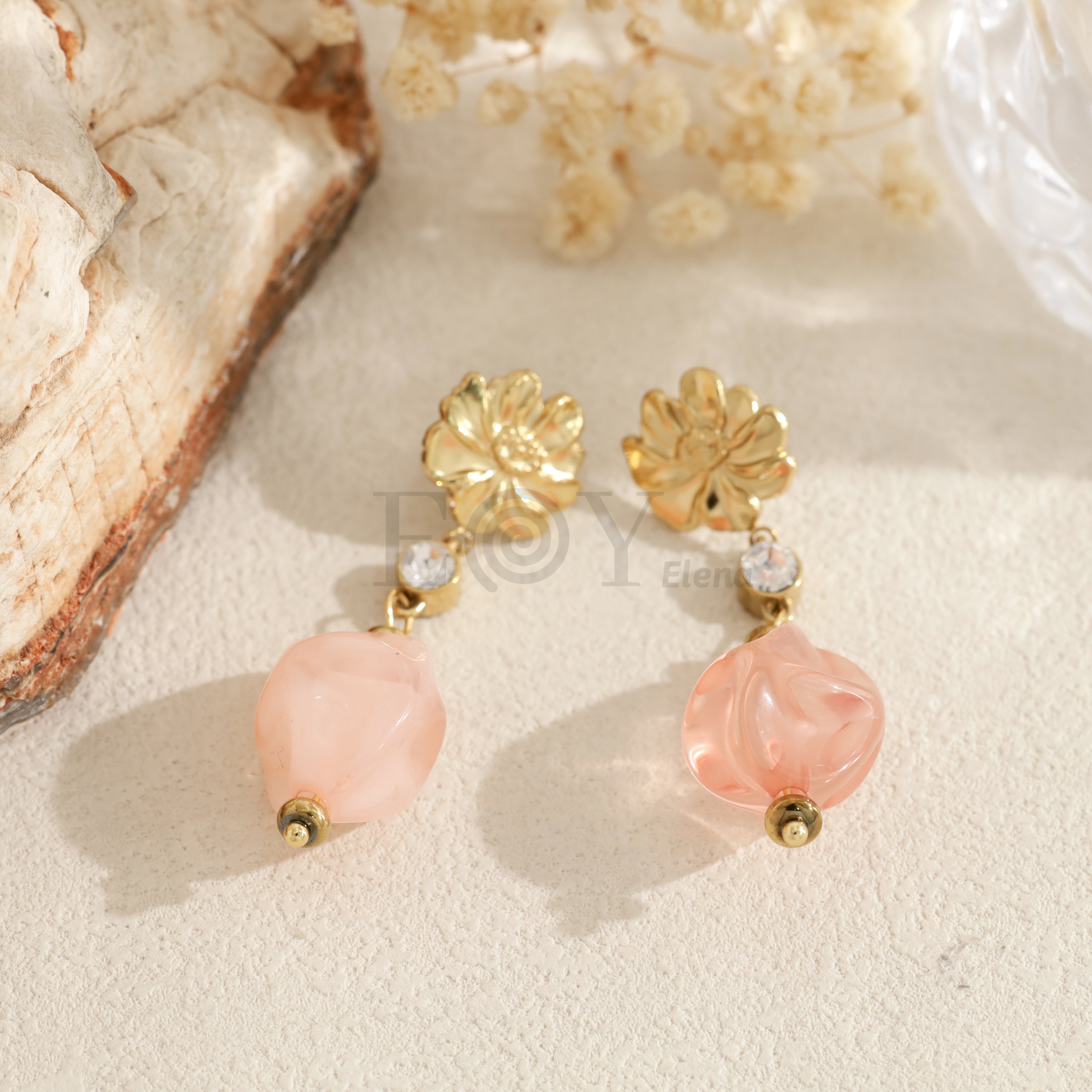 Pendientes flor dorada con abalorio de color