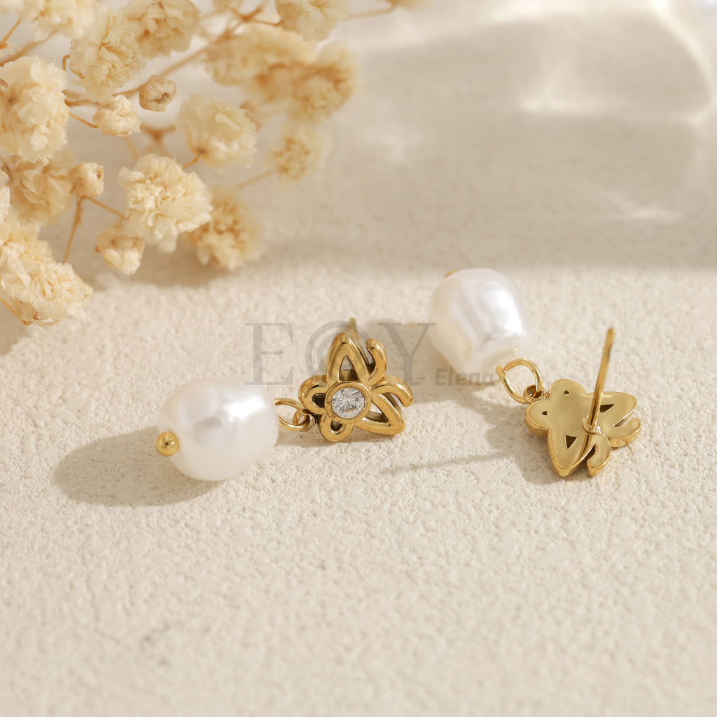 Pendientes con mariposa y cuenta blanca