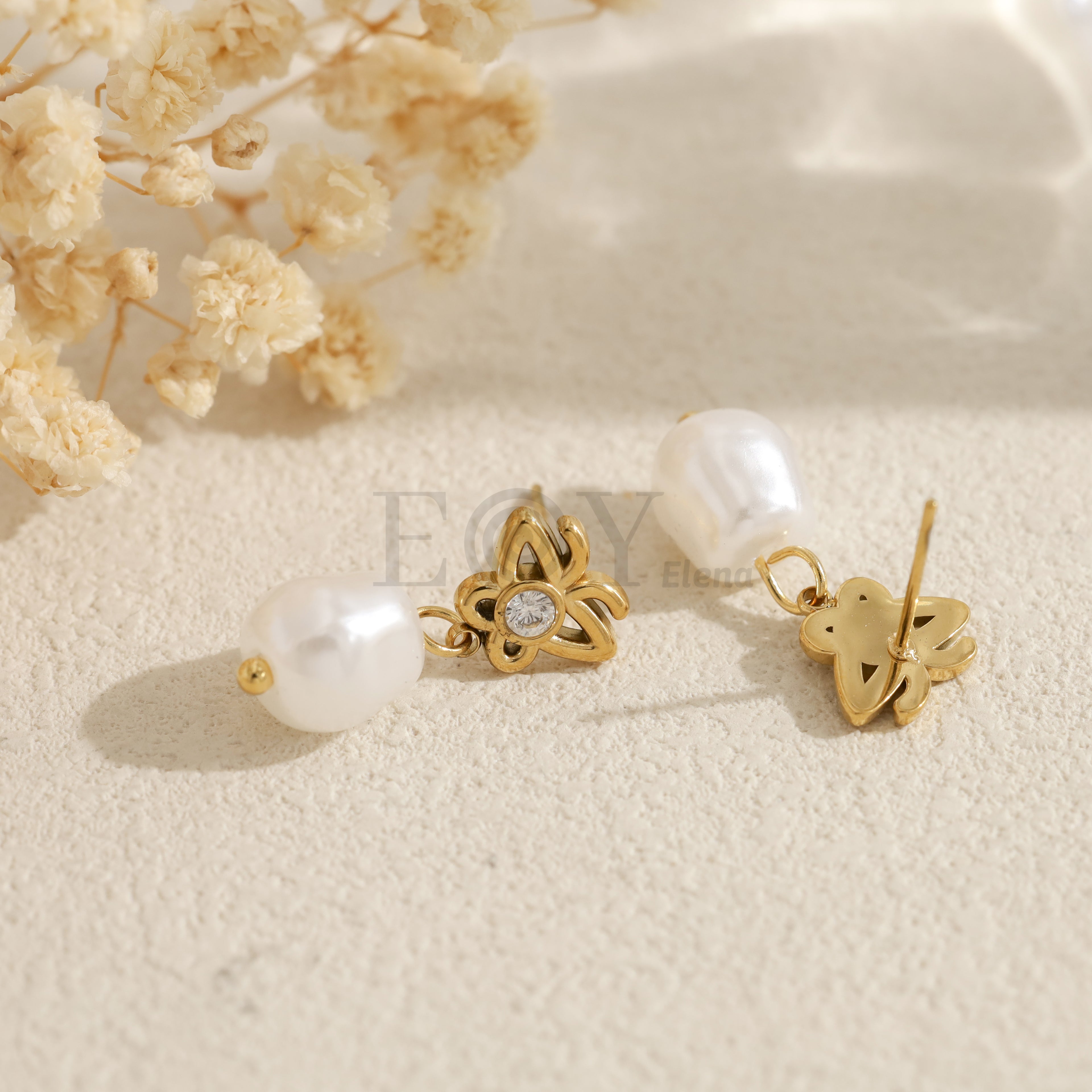 Pendientes con mariposa y cuenta blanca