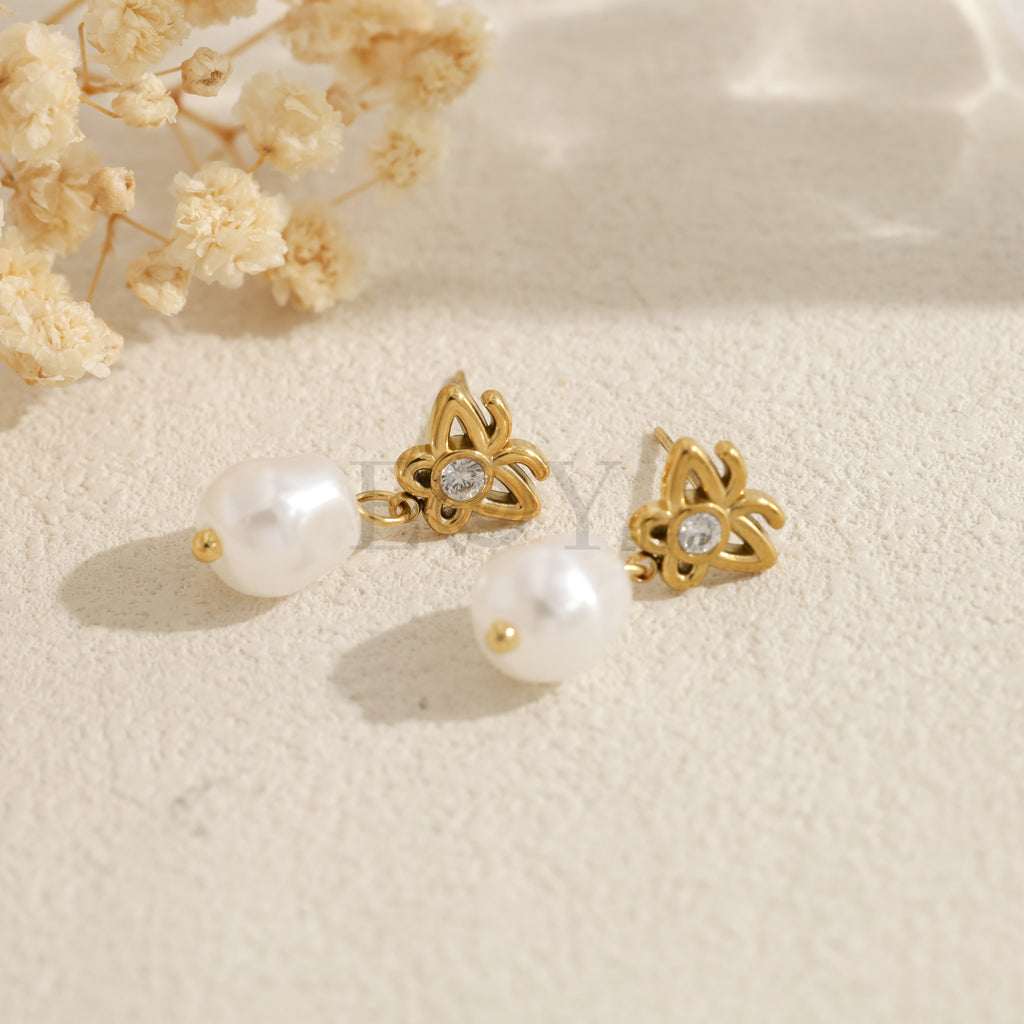 Pendientes con mariposa y cuenta blanca