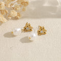 Pendientes con mariposa y cuenta blanca