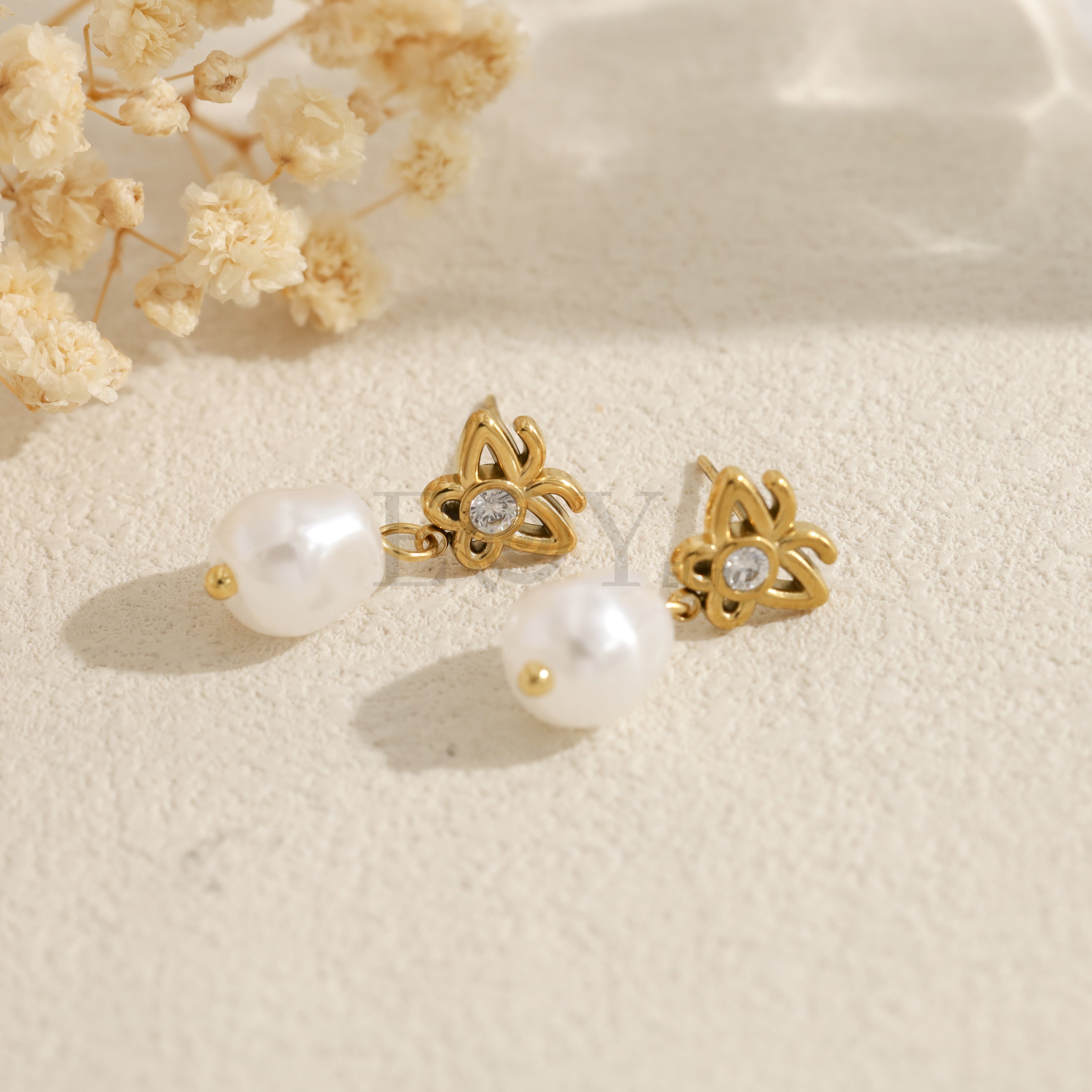 Pendientes con mariposa y cuenta blanca