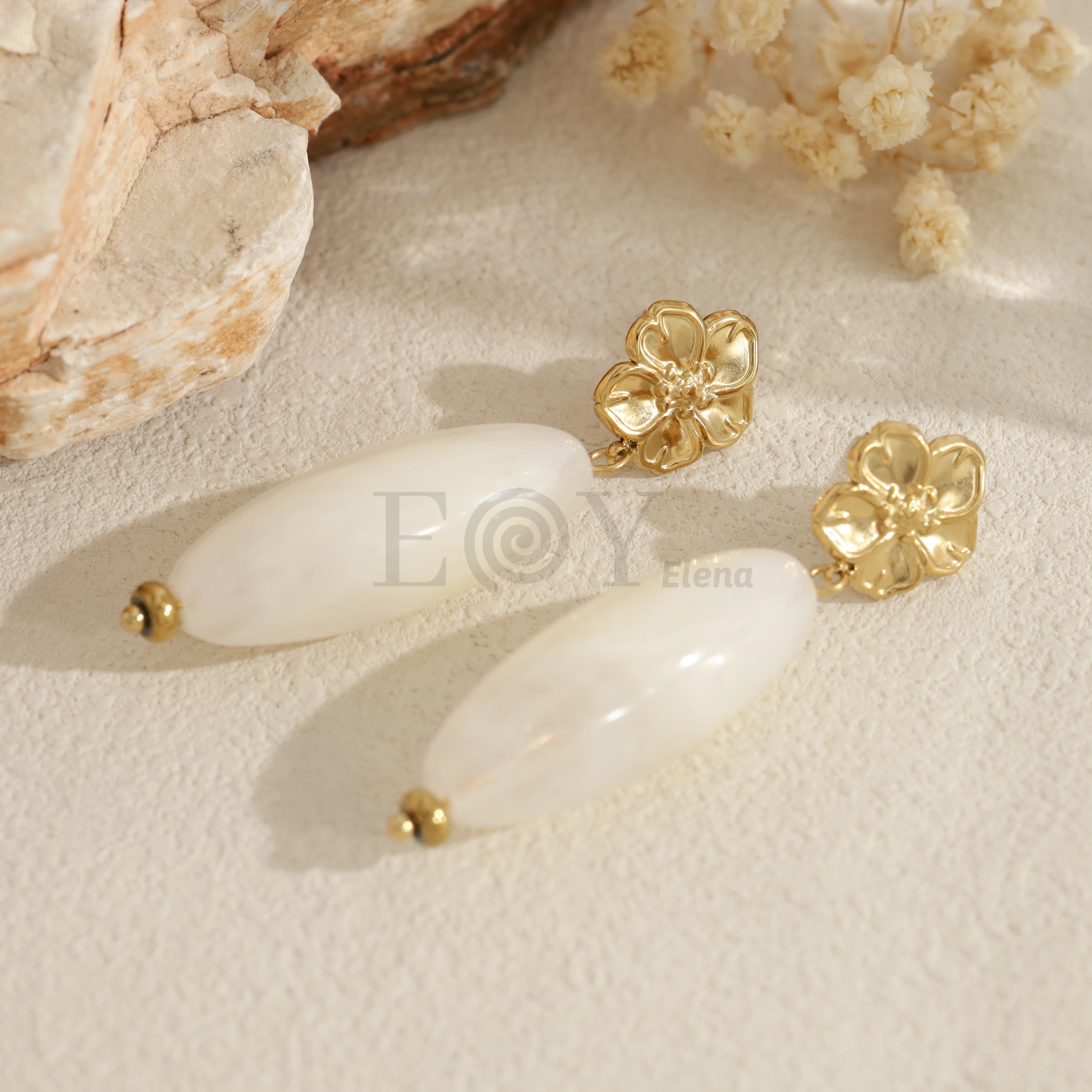 Pendientes largos con flor y pieza ovalada