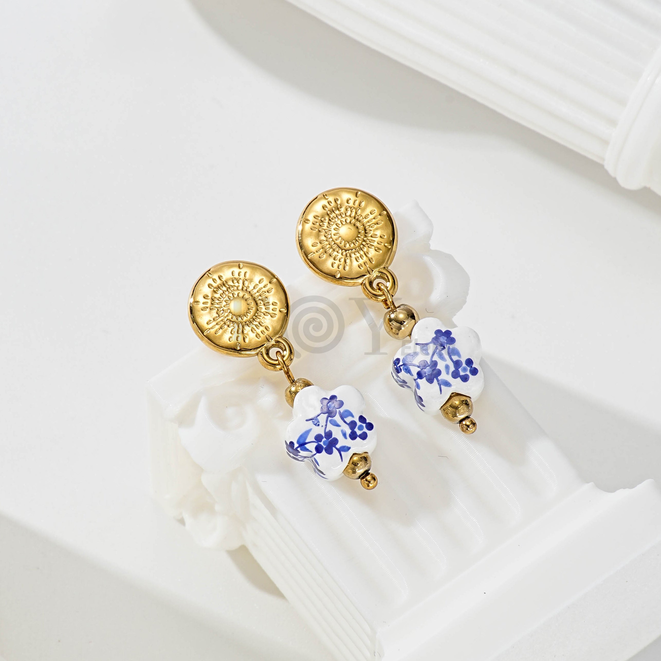 Pendientes chapa sol y piedra blanca con detalles azules