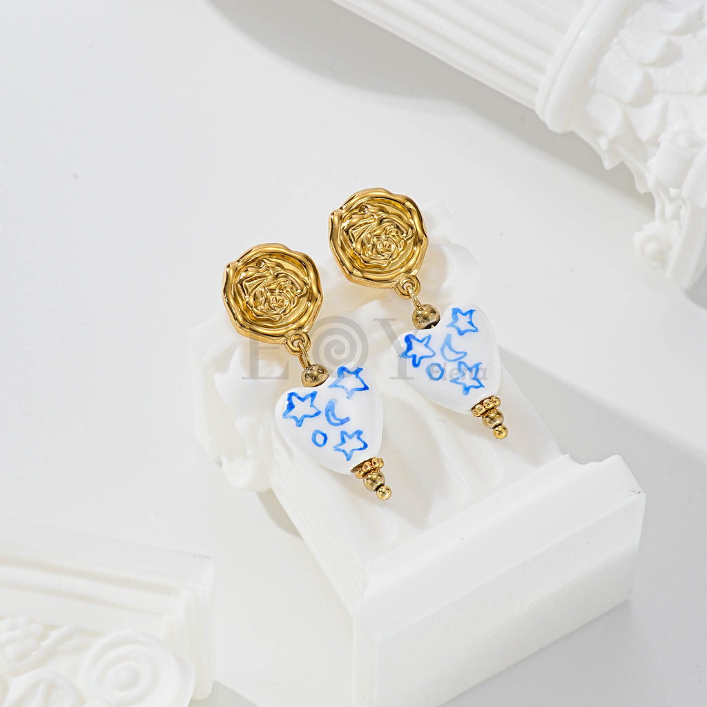 Pendientes chapa dorada y piedra blanca con estrellas azules