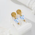 Pendientes chapa dorada y piedra blanca con estrellas azules