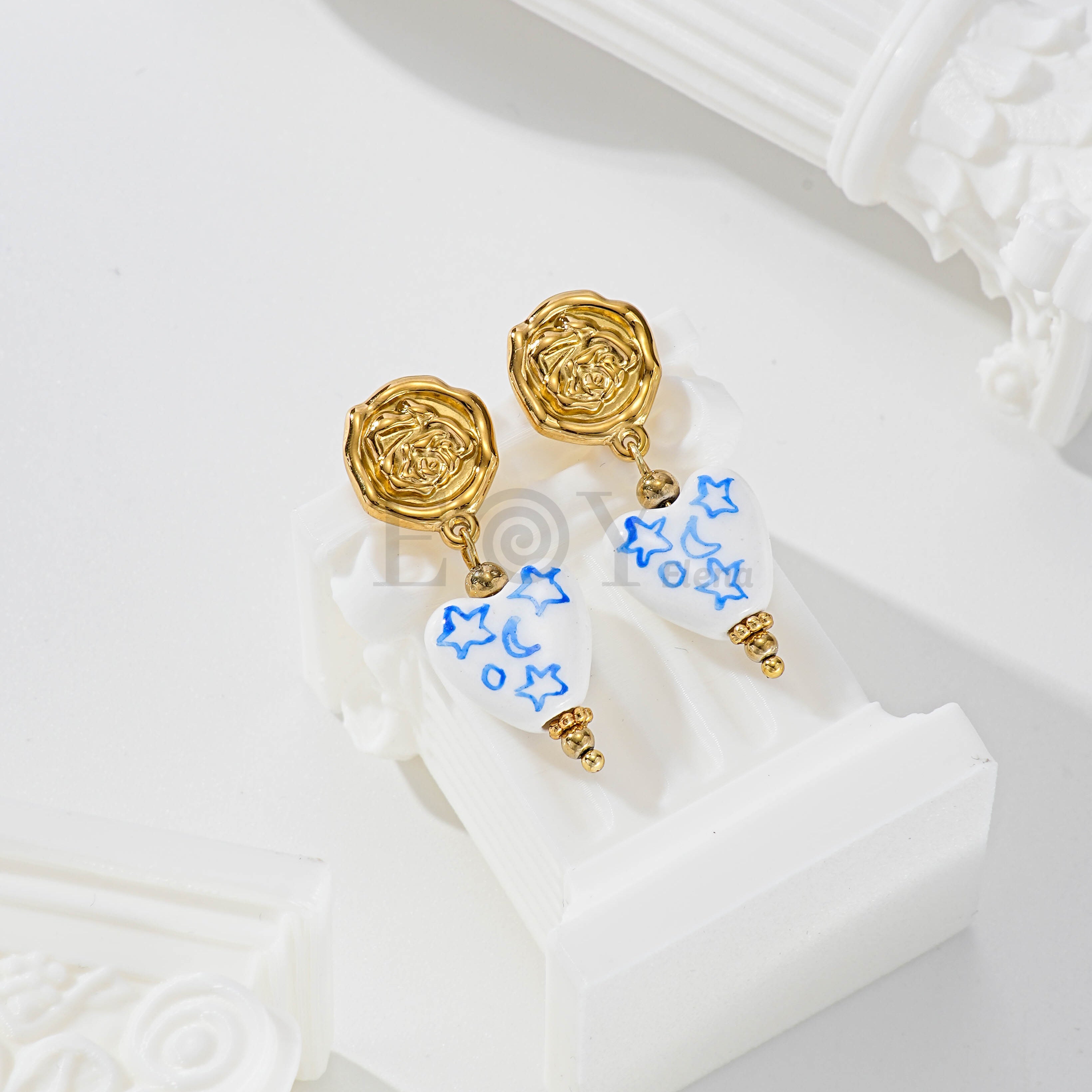 Pendientes chapa dorada y piedra blanca con estrellas azules