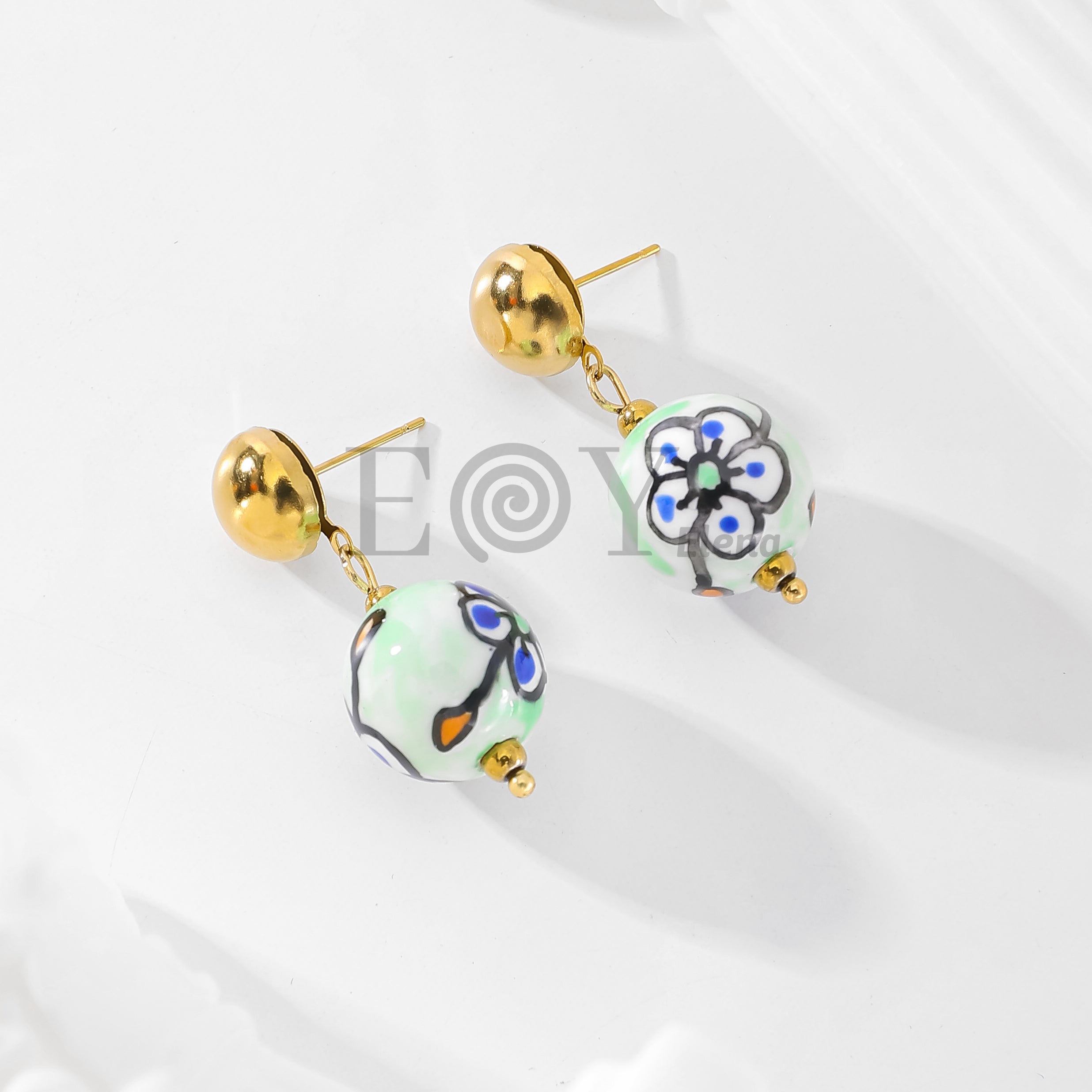 Pendientes con bola de color y flor