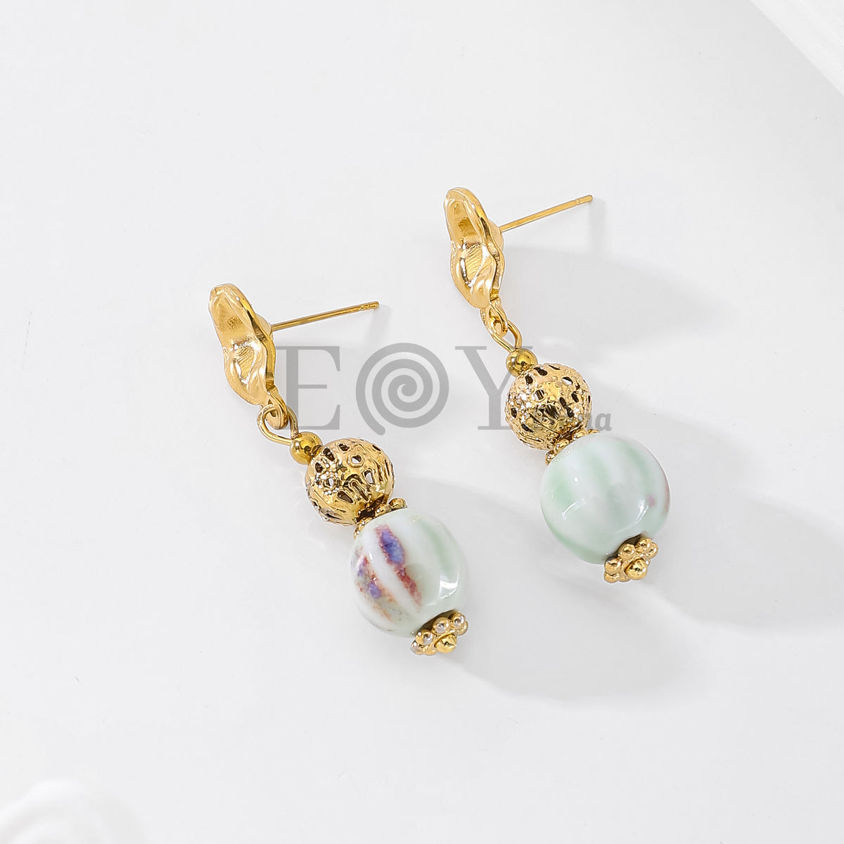 Pendientes óvalo texturizado chapa y piedra color