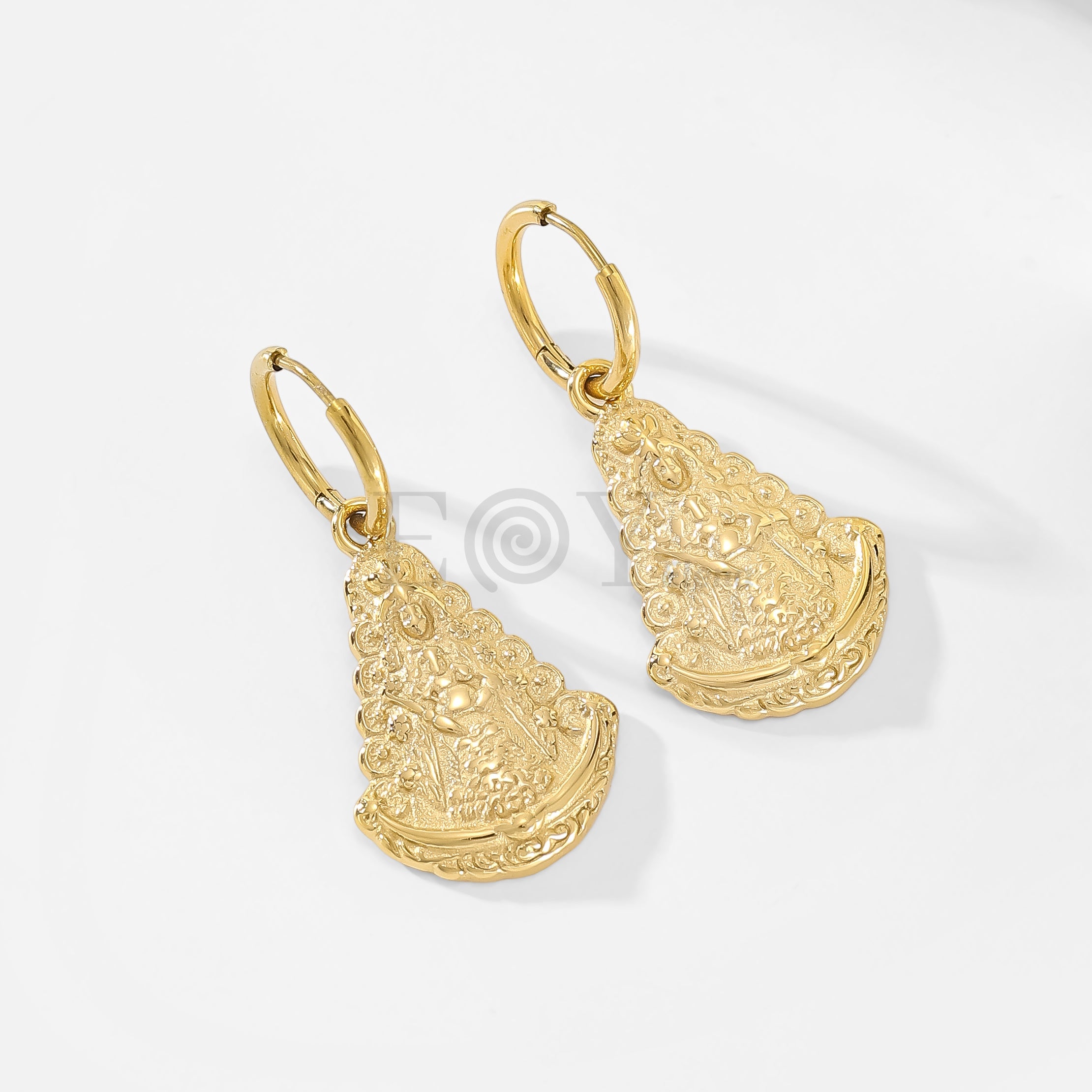 Pendientes de aro con virgen