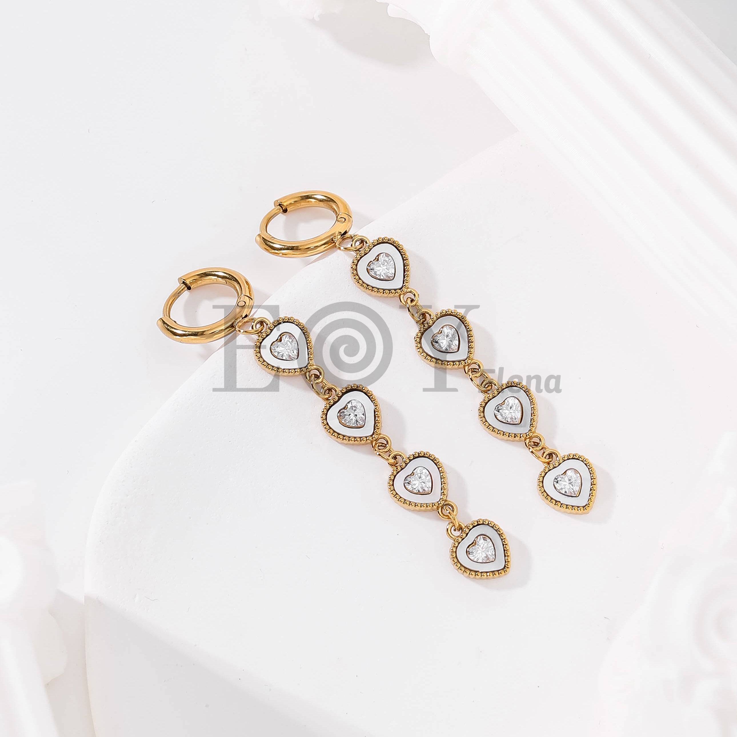 Pendientes largos con corazones y circonitas
