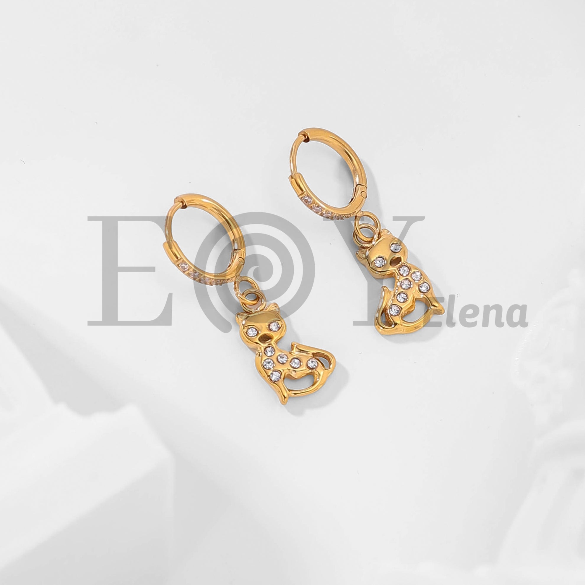 Pendientes de aro con colgante de gato y circonitas
