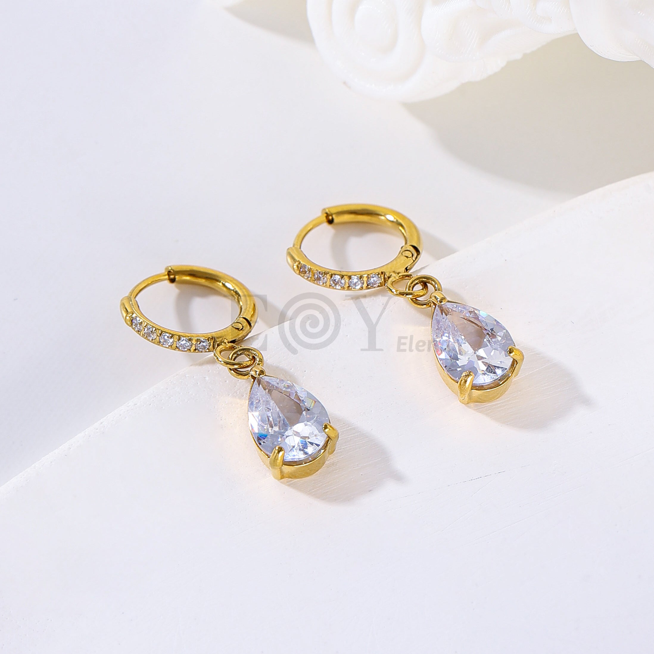 Aro con circonitas y brillante lágrima