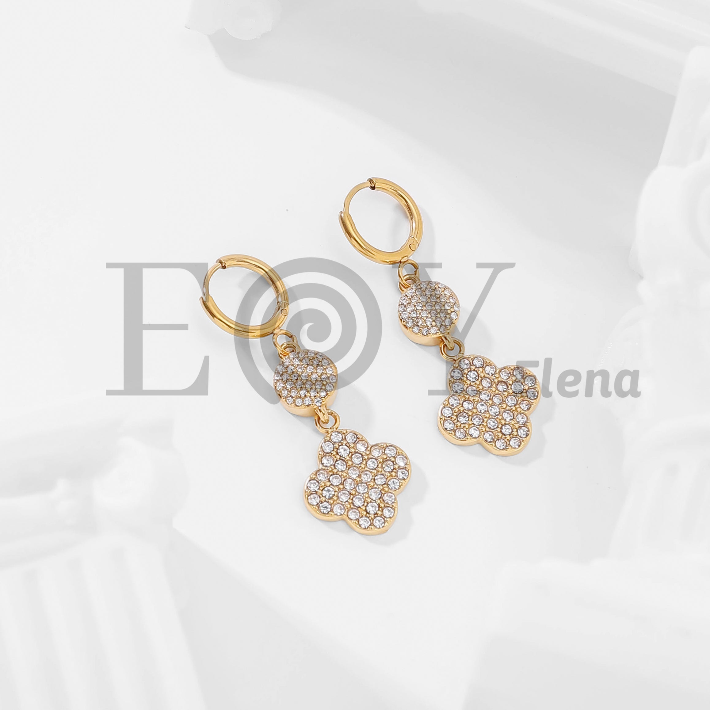 Pendientes de aro con colgante de trébol y circonitas