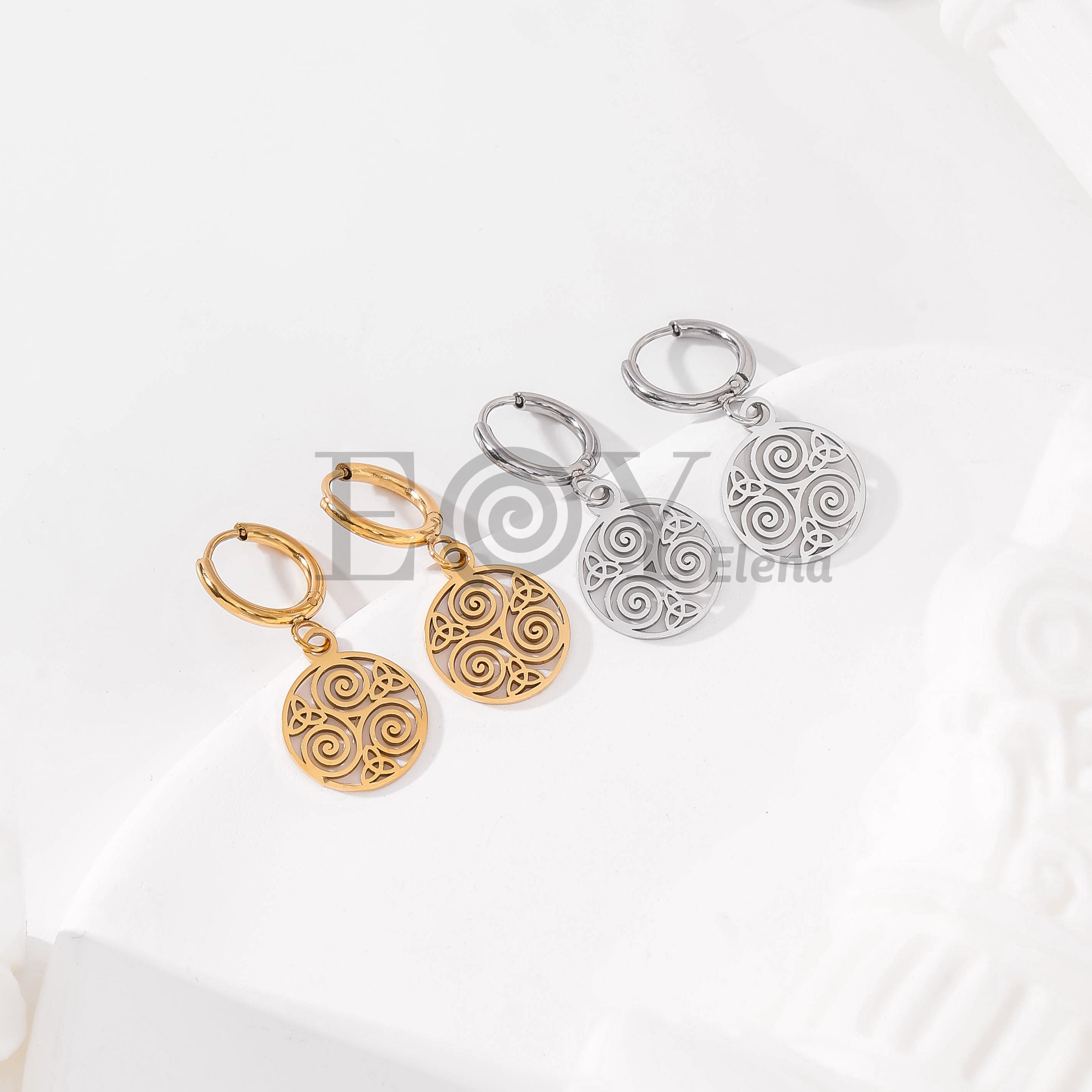Pendientes de aro con trisquel